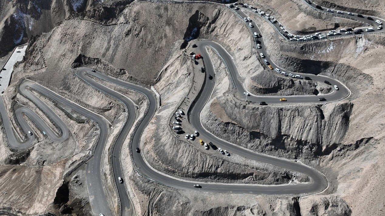 Vehicles drive on a winding road in Kashi, the location of the Xinjiang Pilot Free Trade Zone, in northwest China's Xinjiang Uygur Autonomous Region, October 25, 2023. /CFP