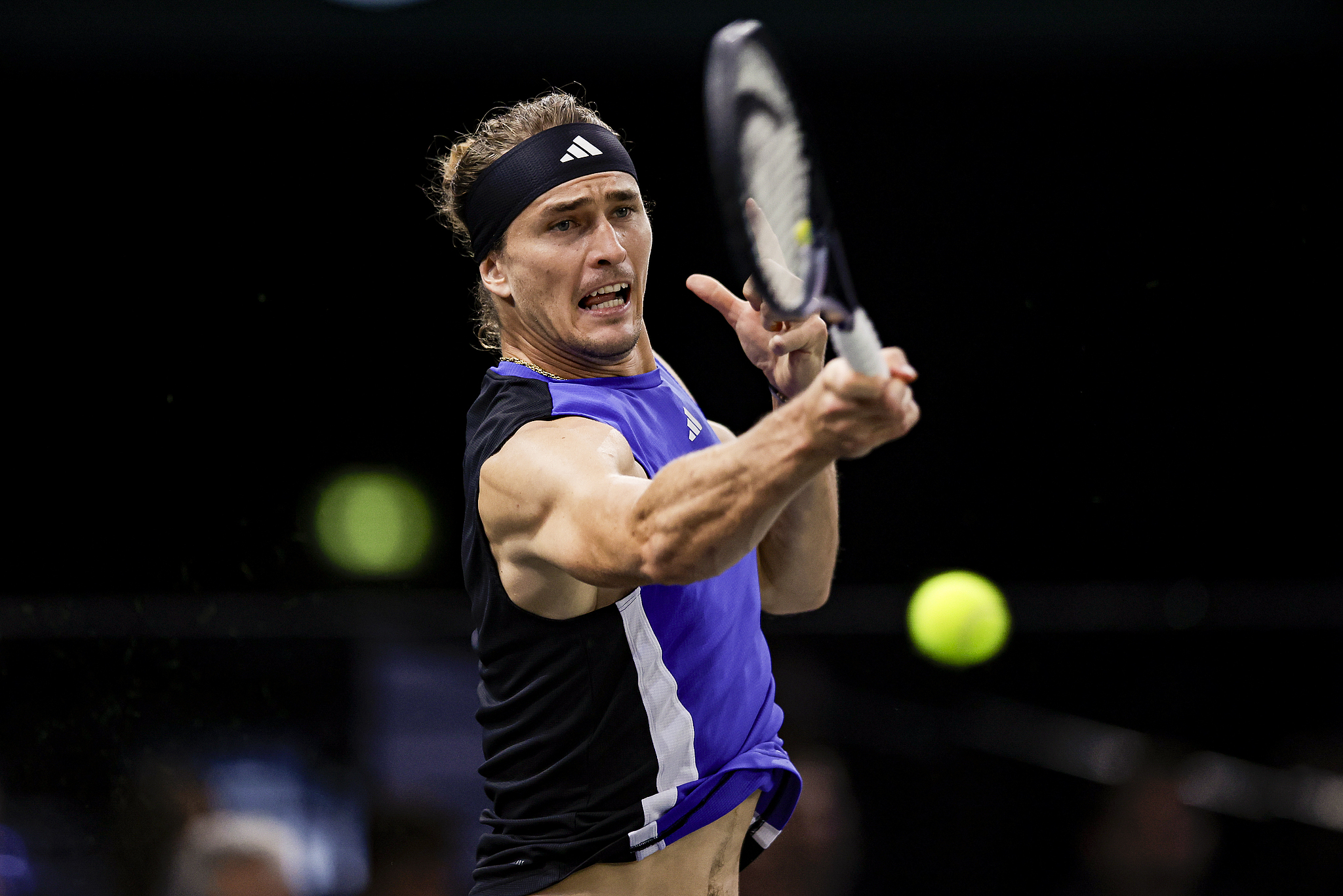 Alexander Zverev of Germany hits a shot against Stefanos Tsitsipas of Greece in the men's singles quarterfinals at the Paris Masters in Paris, France, November 1, 2024. /CFP