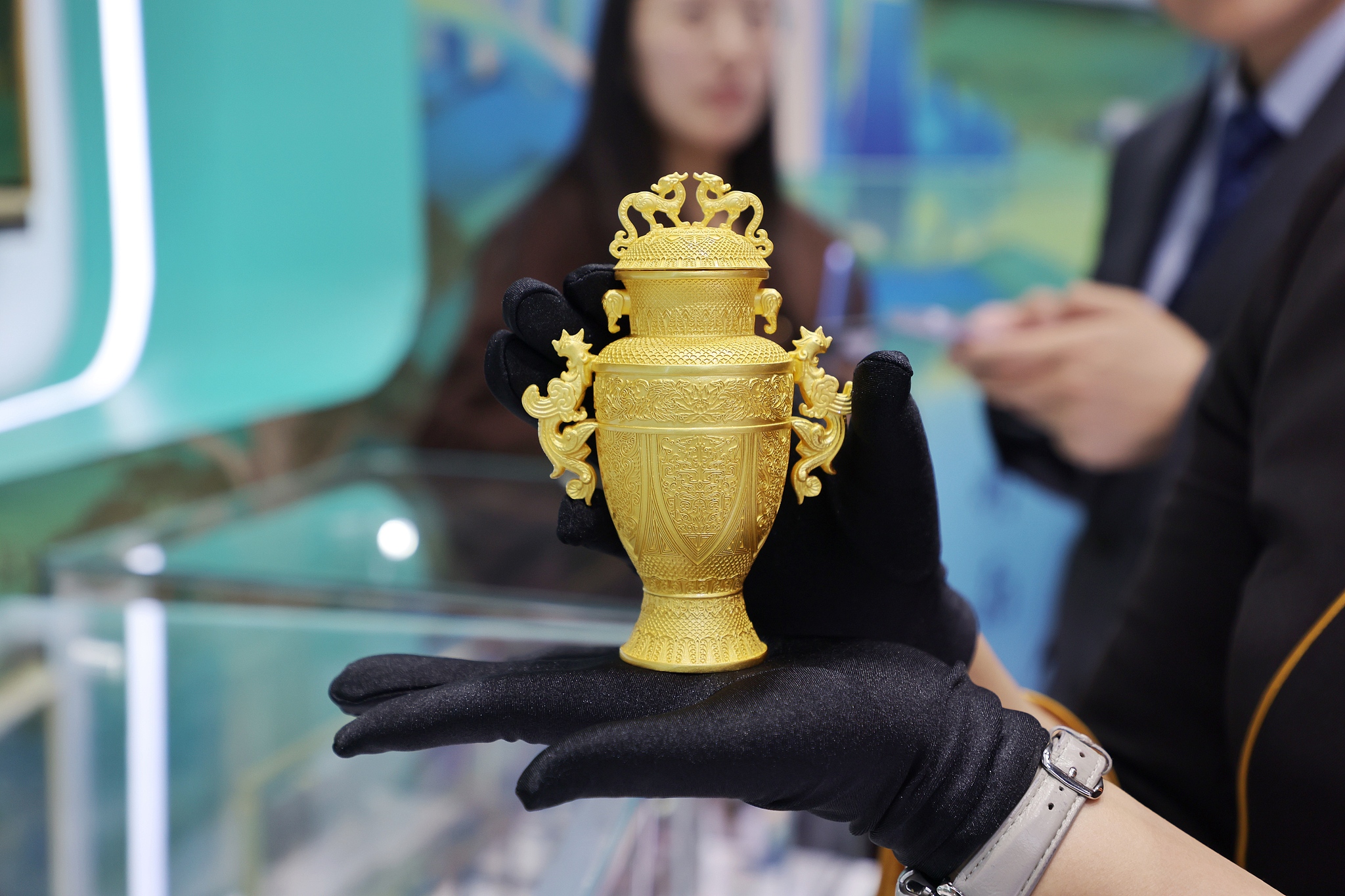 Gold handicraft is displayed at the Beijing International Coin Exposition on November 1, 2024. /CFP