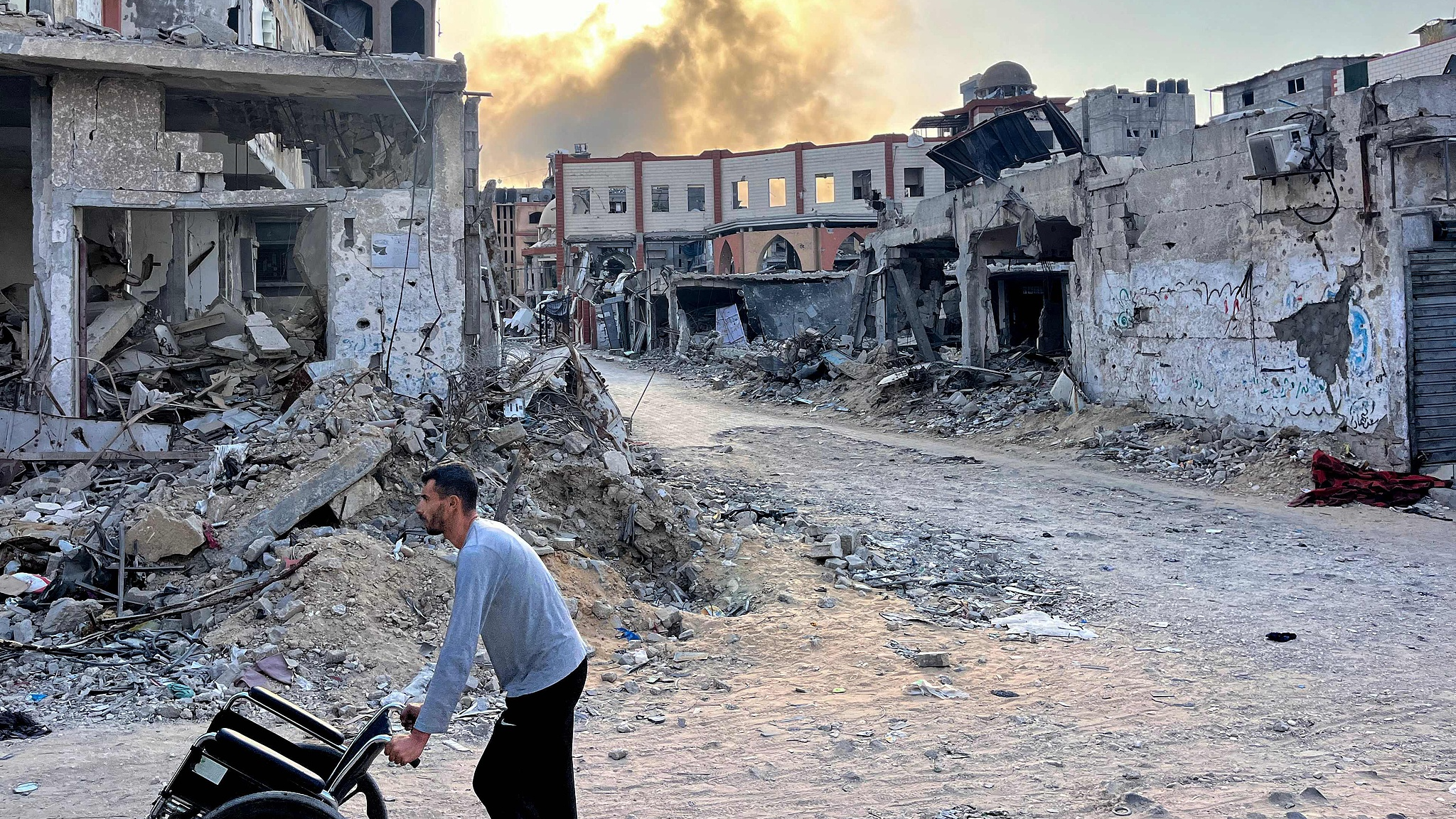 Smoke rises following an Israeli bombardment in Beit Lahia in the northern Gaza Strip on November 1, 2024. /CFP