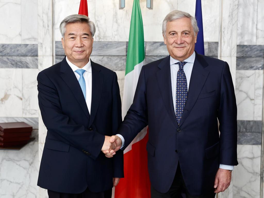 Li Xi (L) meets with Italy's Deputy Prime Minister and Foreign Minister Antonio Tajani in Rome, October 31, 2024. /Xinhua