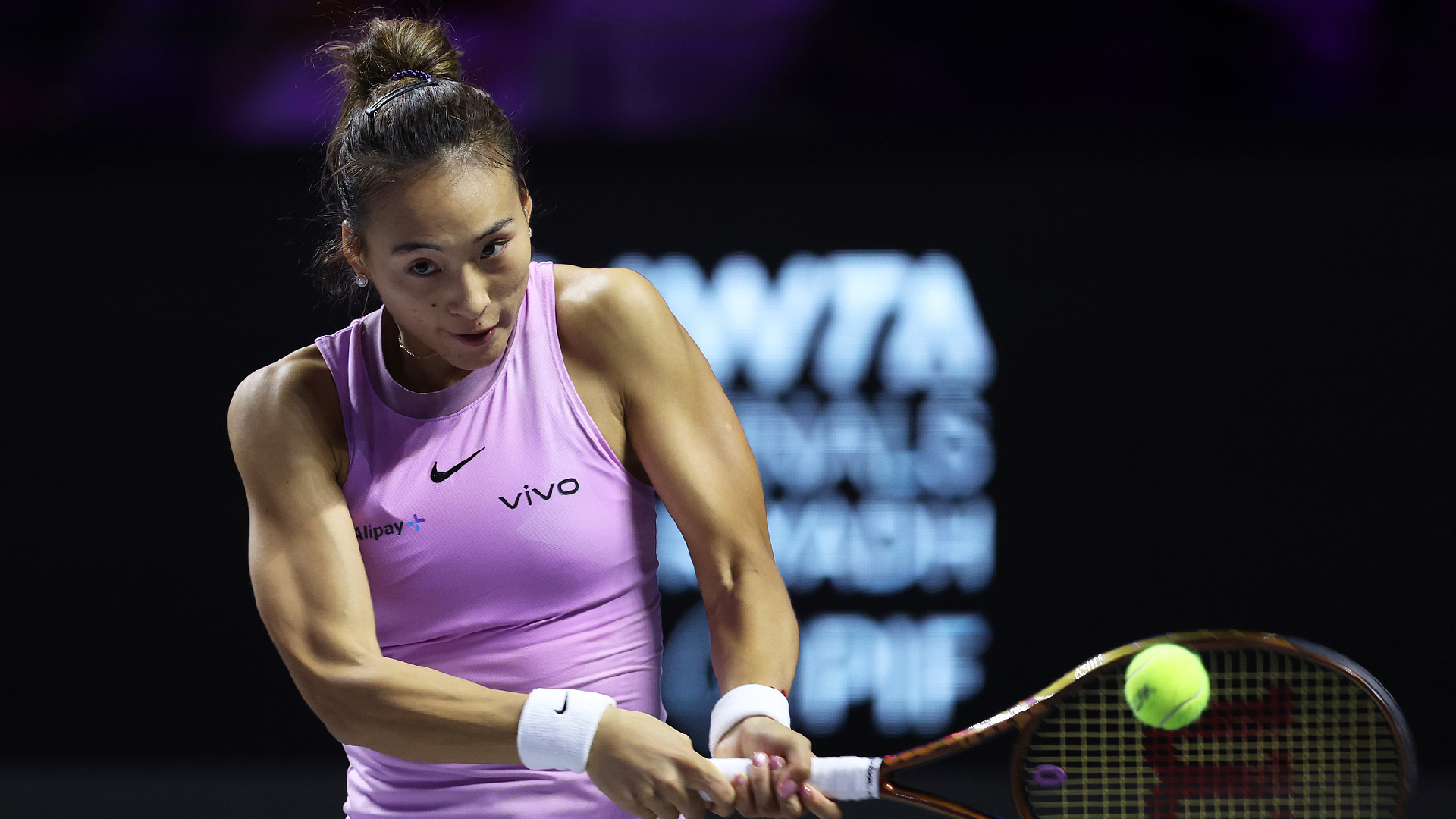 Zheng Qinwen loses opening match to Sabalenka at WTA Finals CGTN