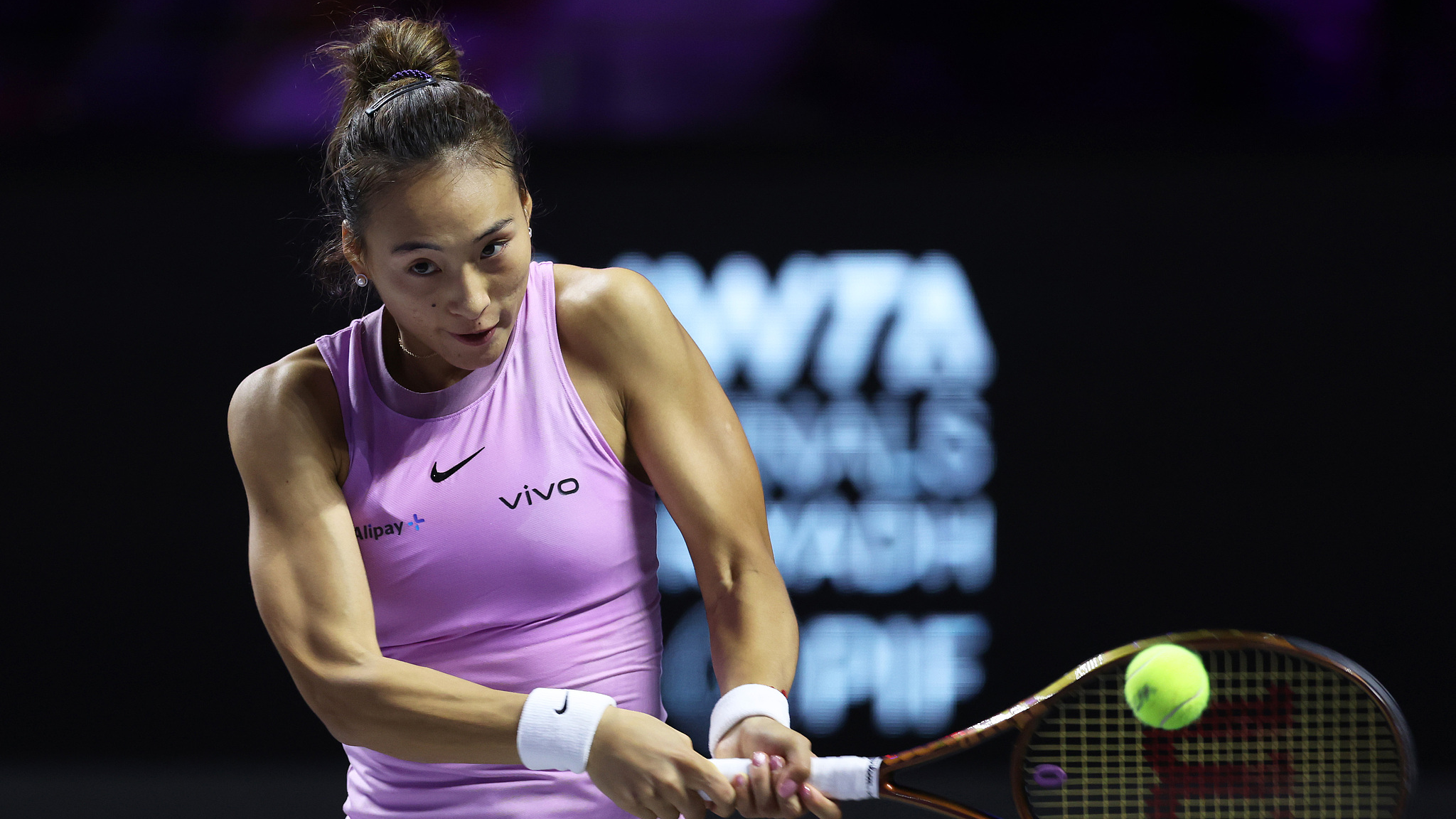 Zheng Qinwen plays a backhand against Aryna Sabalenka in their round robin singles match during Day 1 of 2024 WTA Finals in Riyadh, Saudi Arabia, November 2, 2024. /CFP