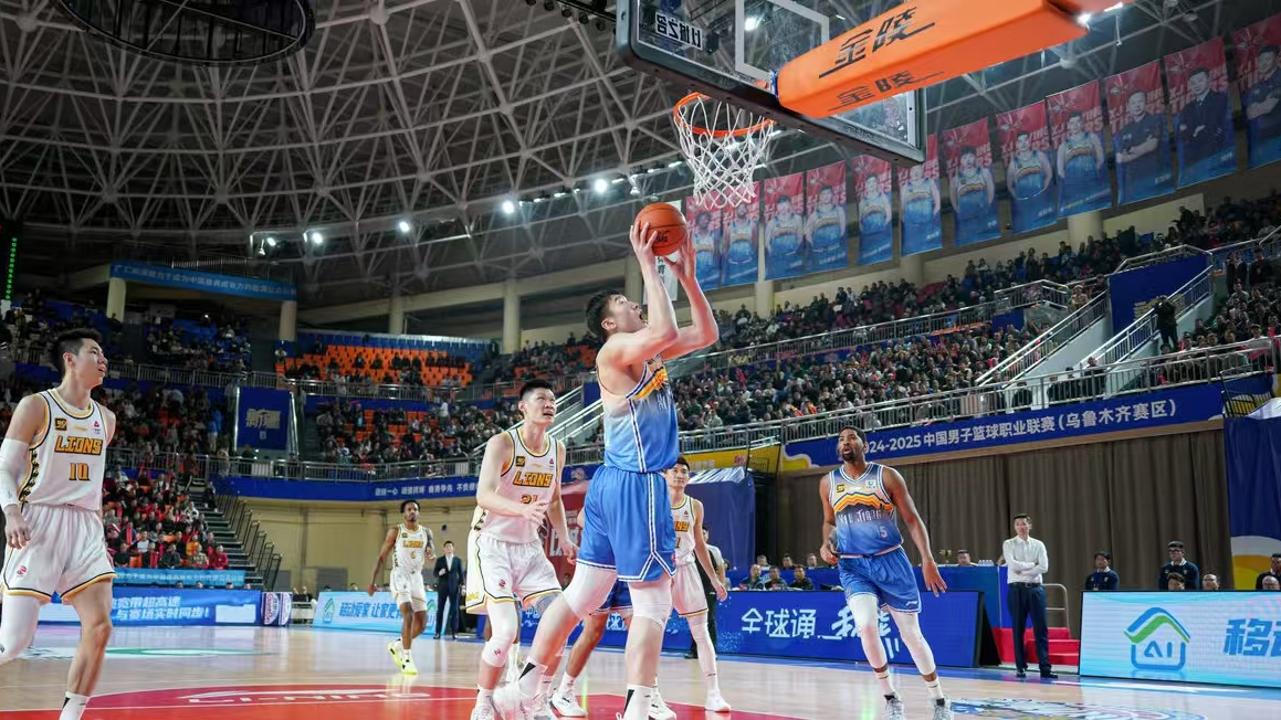 Xinjiang and Zhejiang players in action during a CBA regular season match in Urumqi, China's Xinjiang Uygur Autonomous Region, November 3, 2024. /Xinjiang Flying Tigers