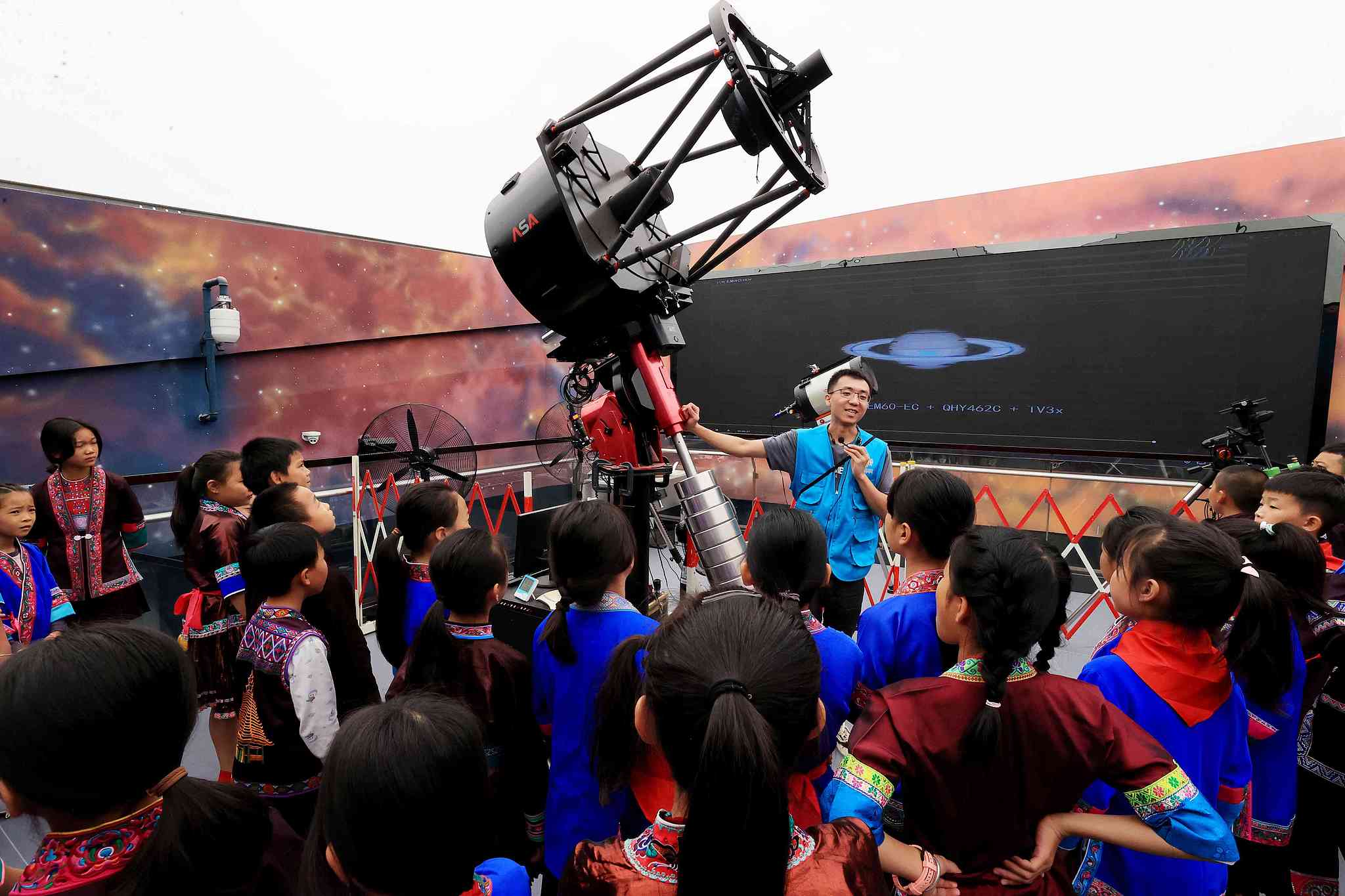 A science instructor demonstrates the use of a telescope to students at the Liuzhou Science and Technology Museum in Guangxi, China, November 3, 2024. /CFP