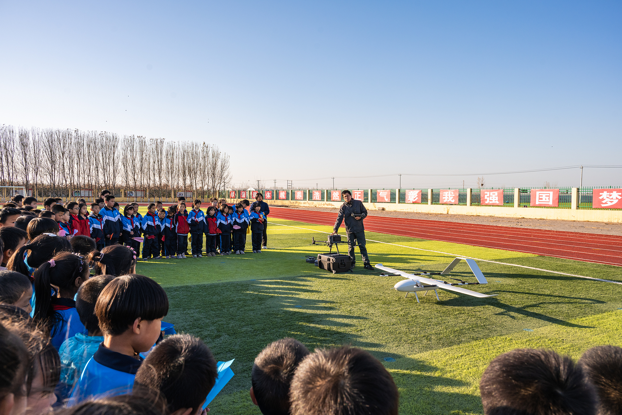 A science instructor explains the structure and working principles of drones to students at a primary school in Xingtai, north China's Hebei Province, November 24, 2023. /CFP
