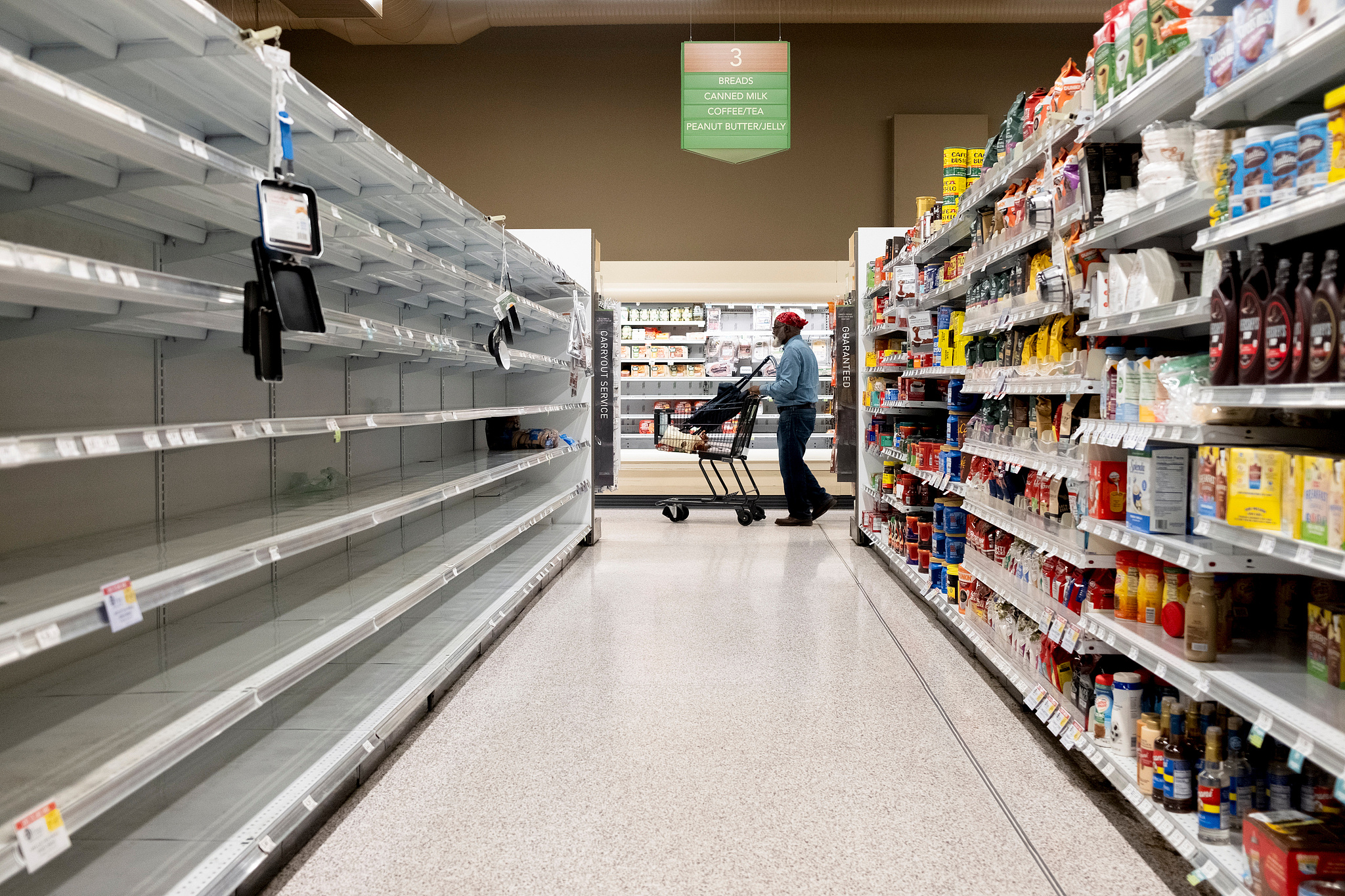 A shopper in a recently reopened grocery store after Hurricane Milton in St. Petersburg, Florida, US, on October 11, 2024. /CFP