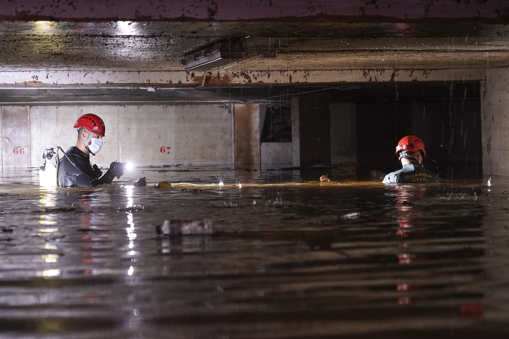 Civil Guards walk through a flooded indoor carpark to check for bodies after floods in Paiporta, near Valencia, Spain, November 4, 2024. /CFP