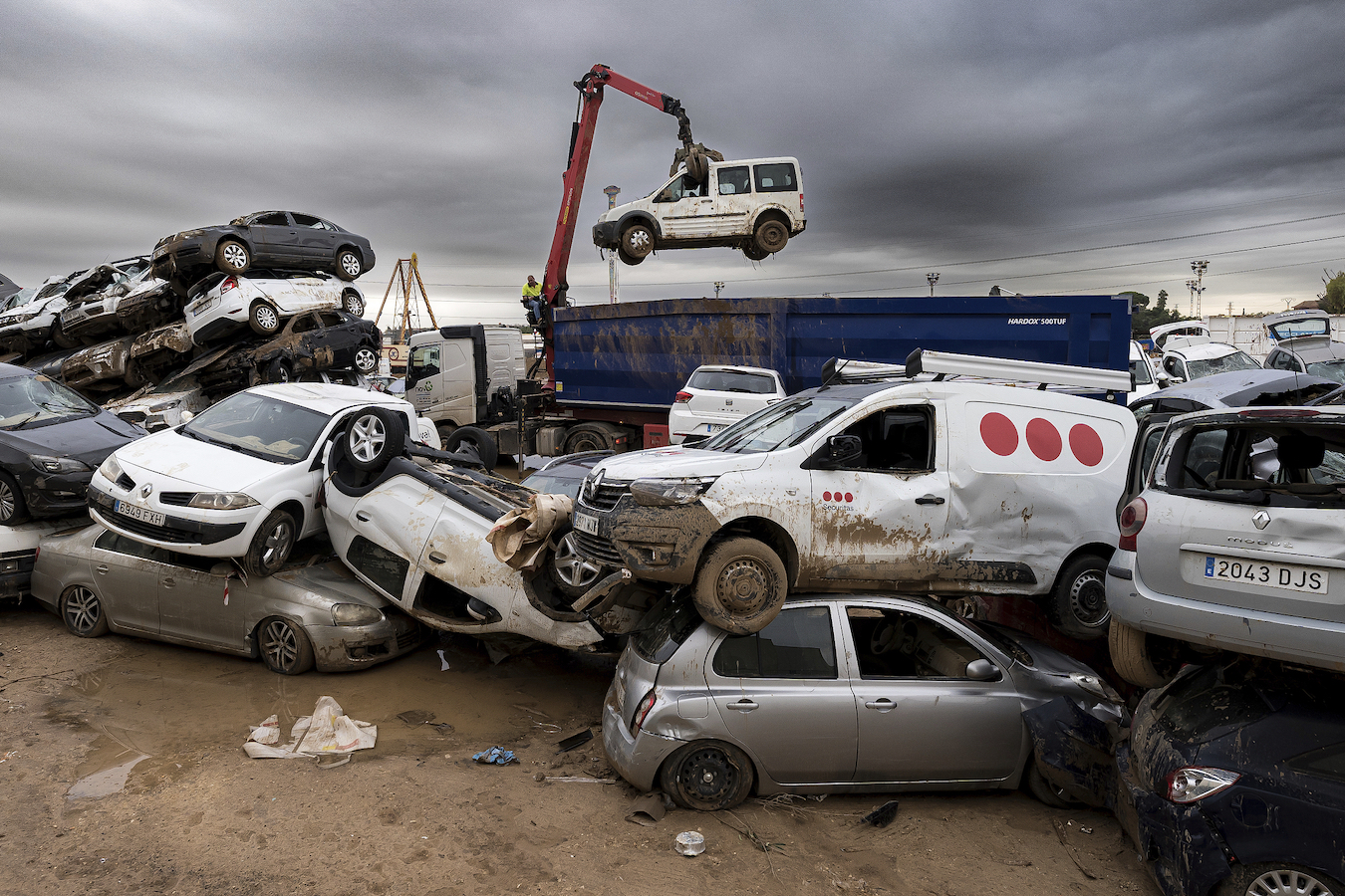 A crane picks up damaged cars in Paiporta, Valencia, Spain, November 4, 2024. /CFP