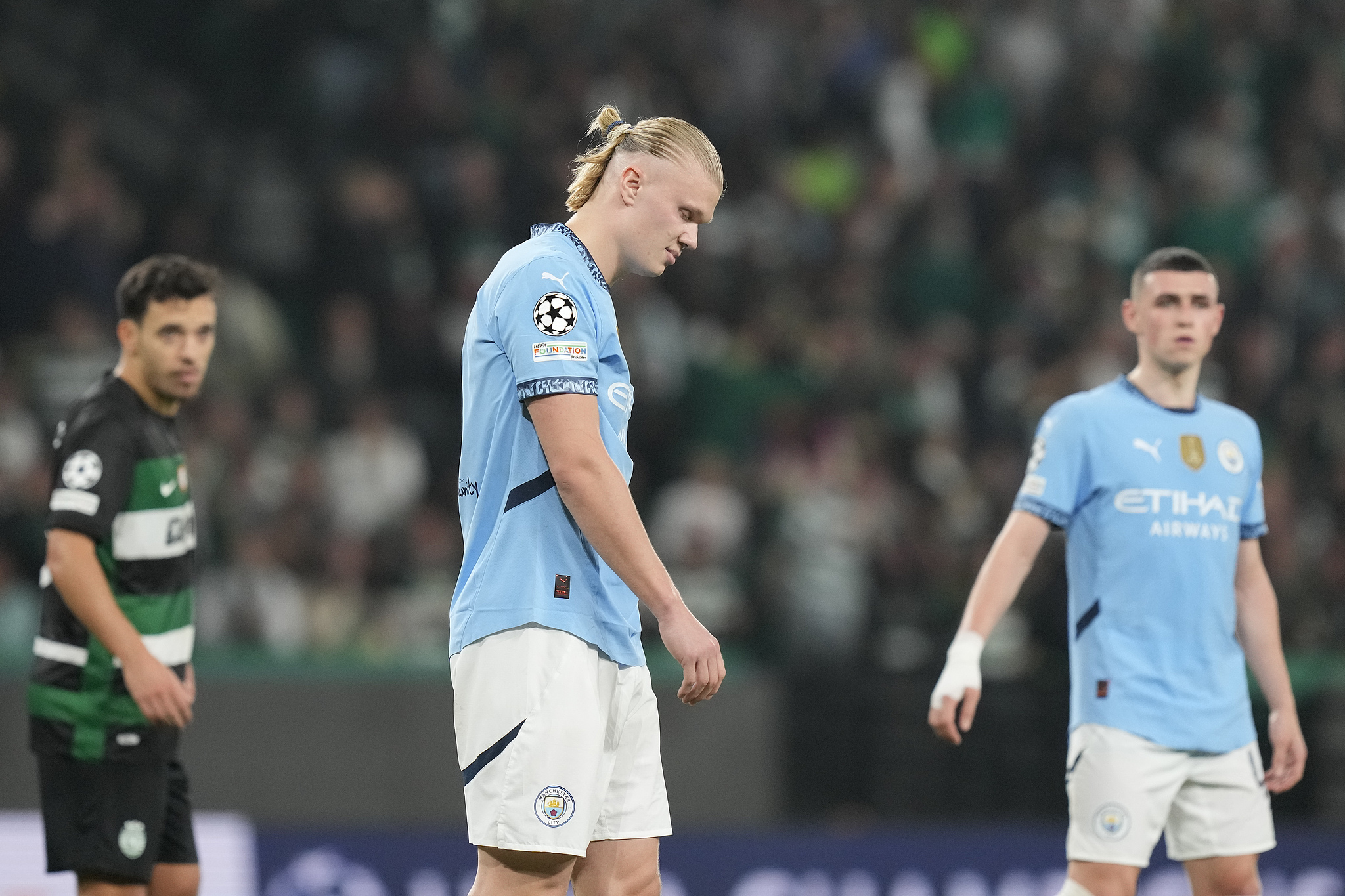 Manchester City's Erling Haaland (C) and Phil Foden (R) look dejected during their Champions League match against Sporting in Lisbon, Portugal, November 5, 2024. /CFP