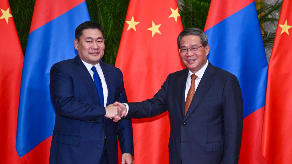 Chinese Premier Li Qiang (R) meets with Mongolian Prime Minister Luvsannamsrai Oyun-Erdene, who is in China to attend the 7th China International Import Expo, in east China's Shanghai, November 5, 2024. /Xinhua