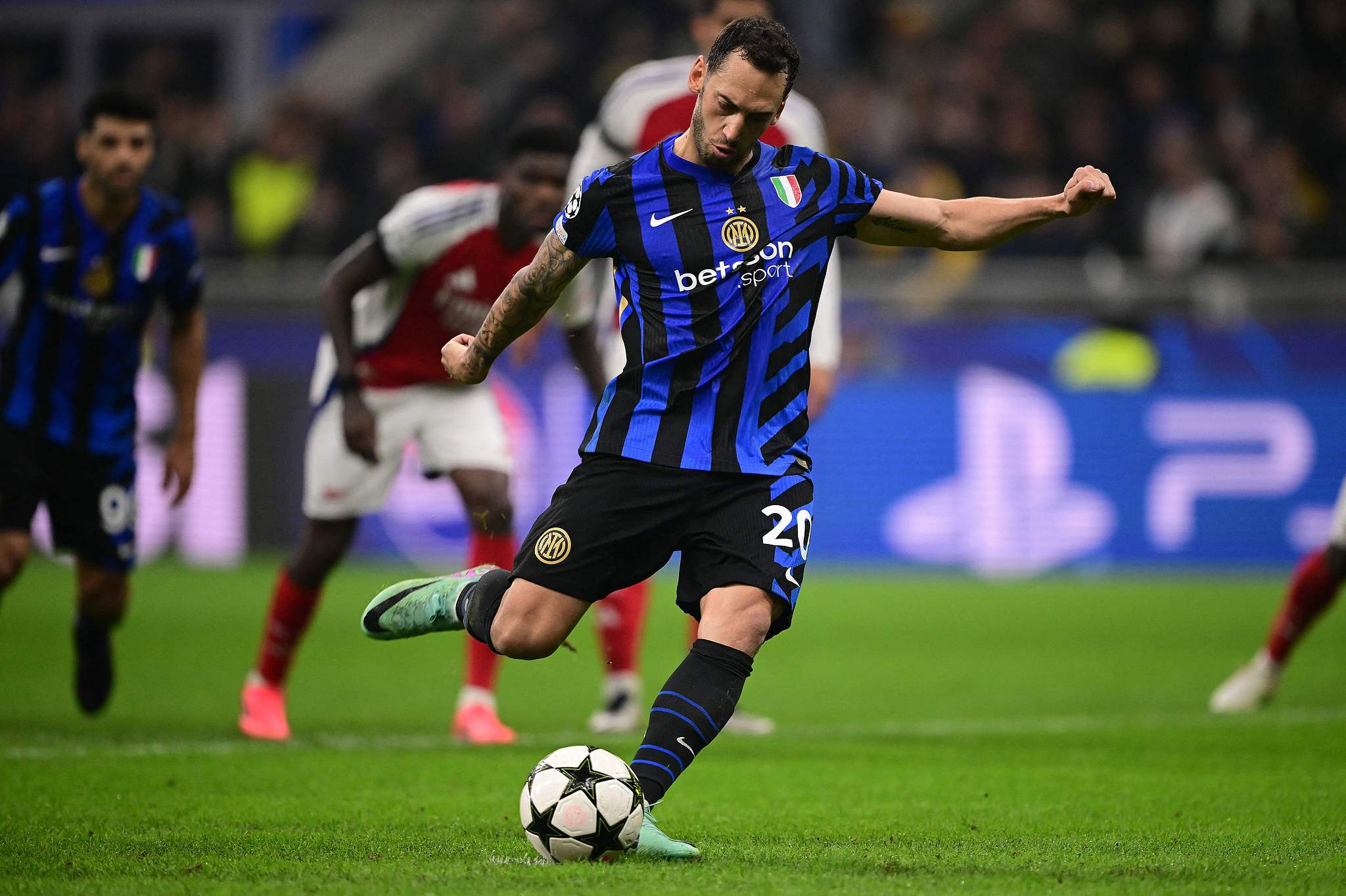 Hakan Calhanoglu (#20) of Inter Milan shoots to score a penalty kick in the UEFA Champions League game against Arsenal at the Stadio Giuseppe Meazza in Milan, Italy, November 6, 2024. /CFP