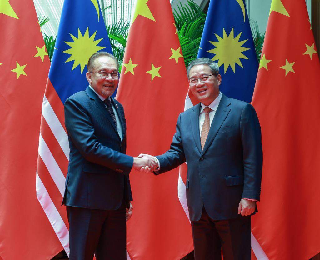 Chinese Premier Li Qiang meets with Malaysian Prime Minister Anwar Ibrahim, who is in China to attend the seventh China International Import Expo, in east China's Shanghai, November 5, 2024. /Xinhua