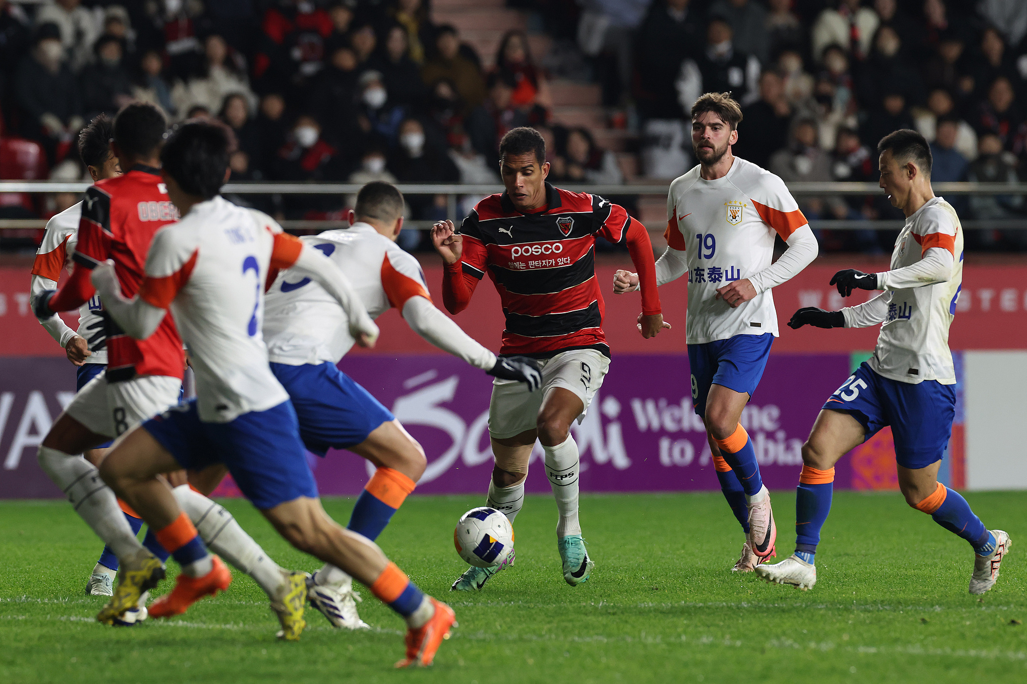 Jorge Teixeira (#9) of Pohang Steelers dribbles in the Asian Football Confederation (AFC) Champions League Elite game against Shandong Taishan in Pohang, South Korea, November 6, 2024. /CFP