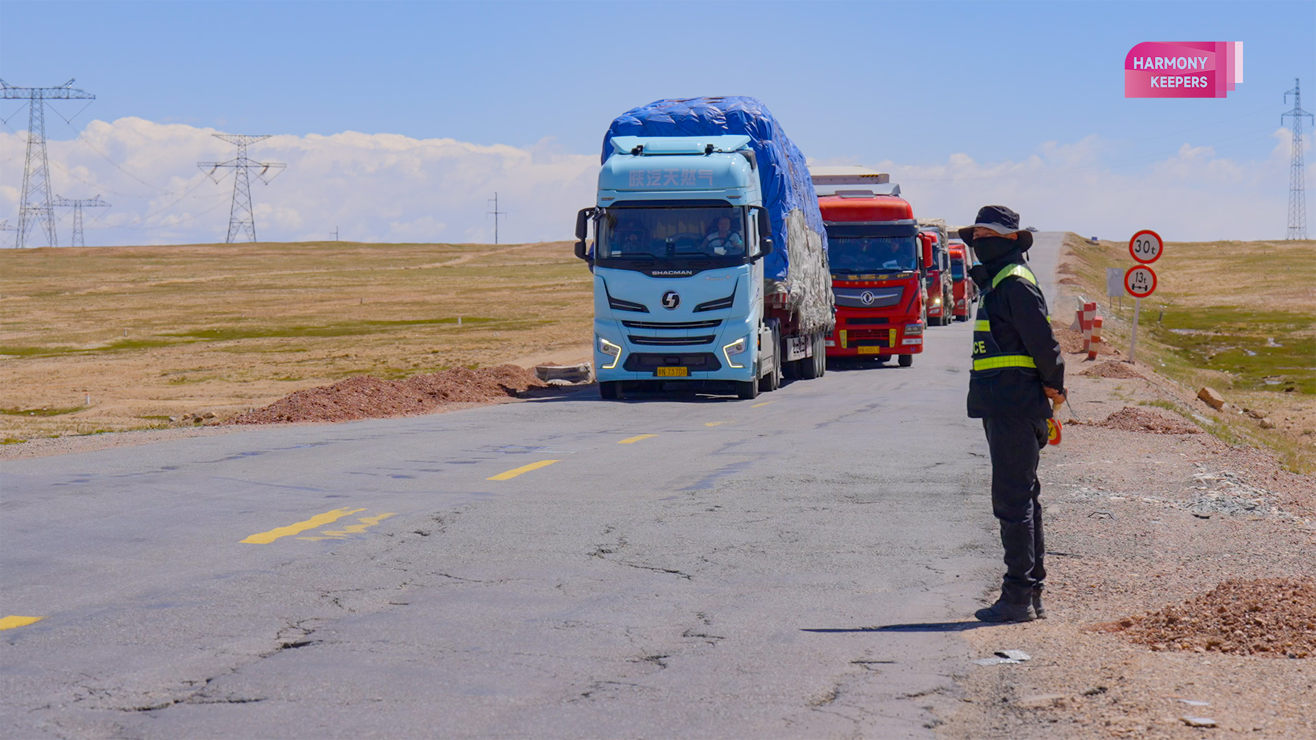 This photo shows the traffic on a highway in northwest China's Hoh Xil. /CGTN