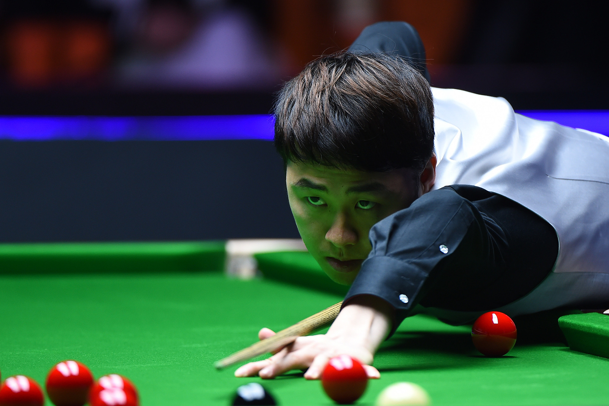 Xu Si of China hits a shot against Judd Trump of England at the World Snooker Tour (WST) International Championship in Nanjing, east China's Jiangsu Province, November 6, 2024. /CFP