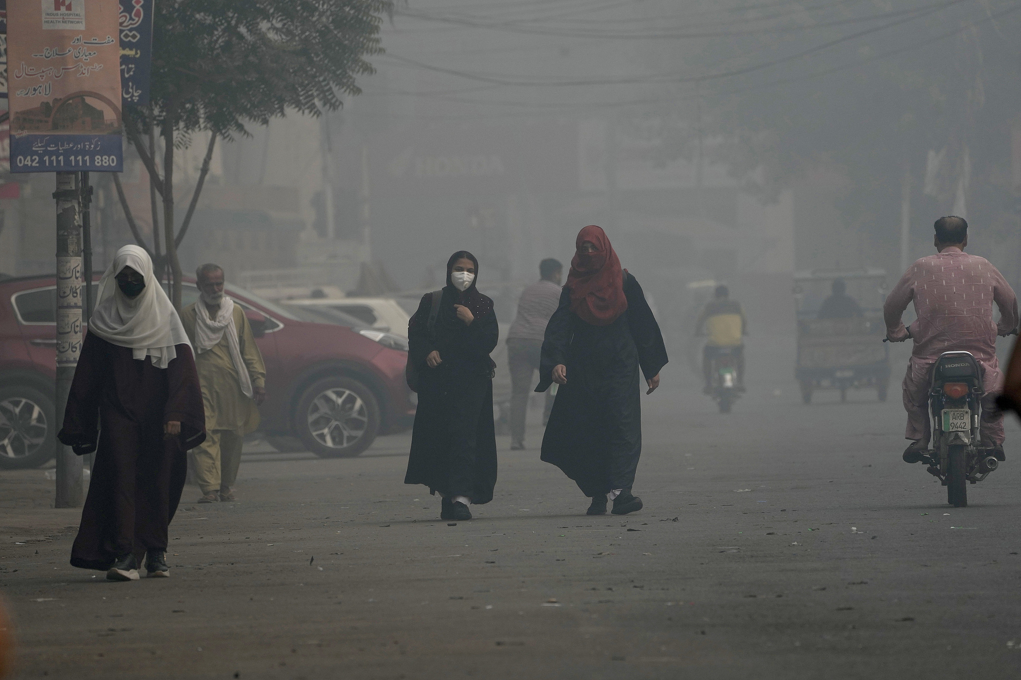 Students wear masks and head to school as smog covers areas around Lahore, Pakistan, November 6, 2024. /CFP