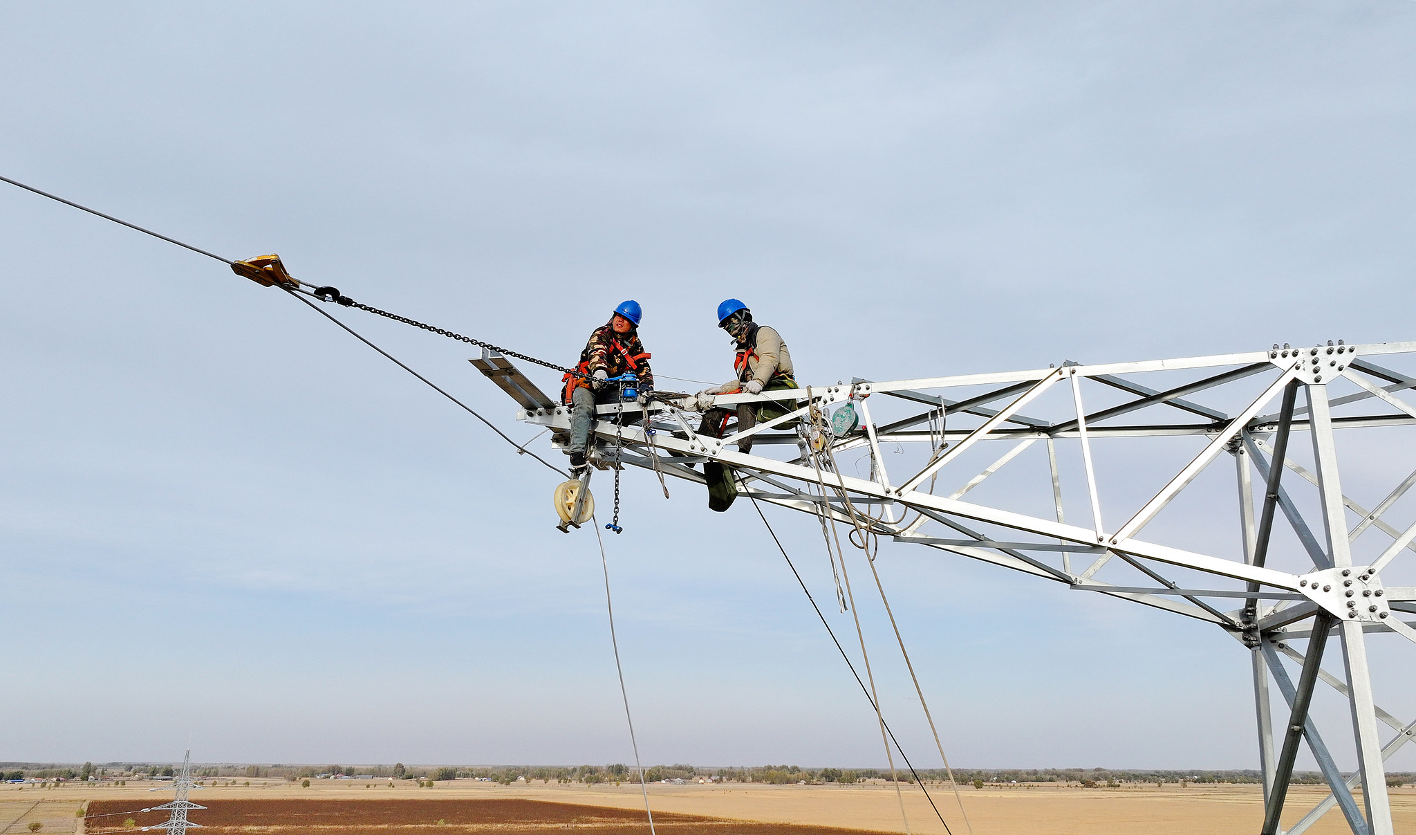  Workers are installing iron fittings at a height of more than 50 meters, Chifeng, Inner Mongolia, October 21, 2024. /CFP