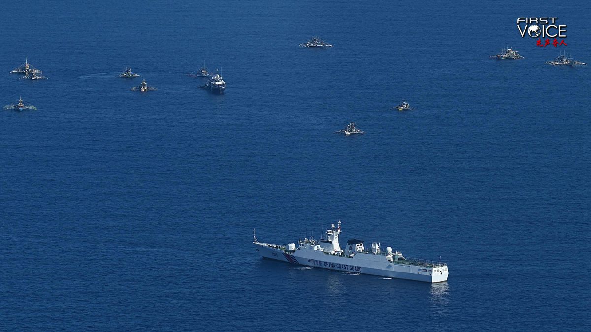 A China Coast Guard vessel blocks the Philippine fishing boats sent by the Philippine Bureau of Fisheries and Aquatic Resources to illegally deliver supplies and assistance to fishermen in the Huangyan Dao atoll in the South China Sea, February 15, 2024. /VCG