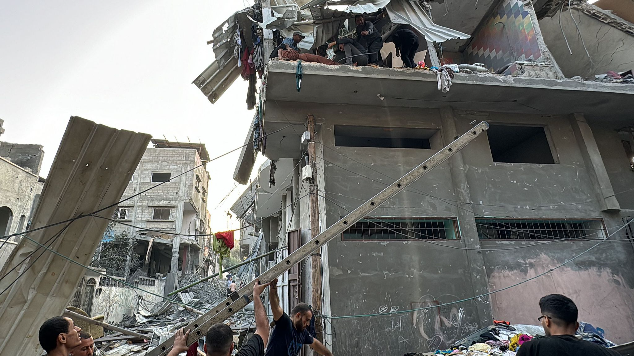 Palestinians approach a home with a ladder to evacuated victims after an Israeli strike on the Jabalia refugee camp in the northern Gaza Strip, November 7, 2024. /CFP