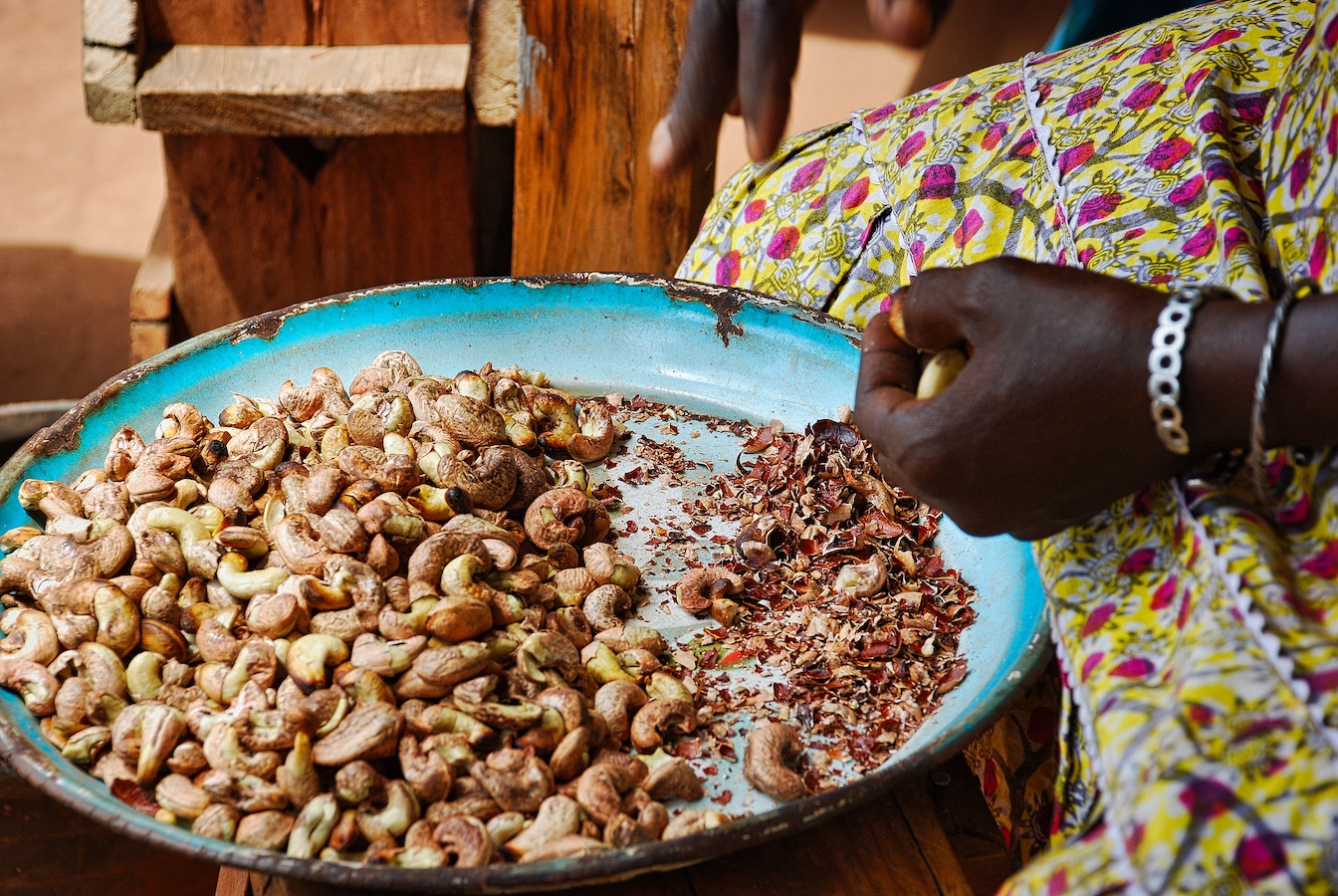 A woman prepares cashews in Guinea-Bissau. /CFP