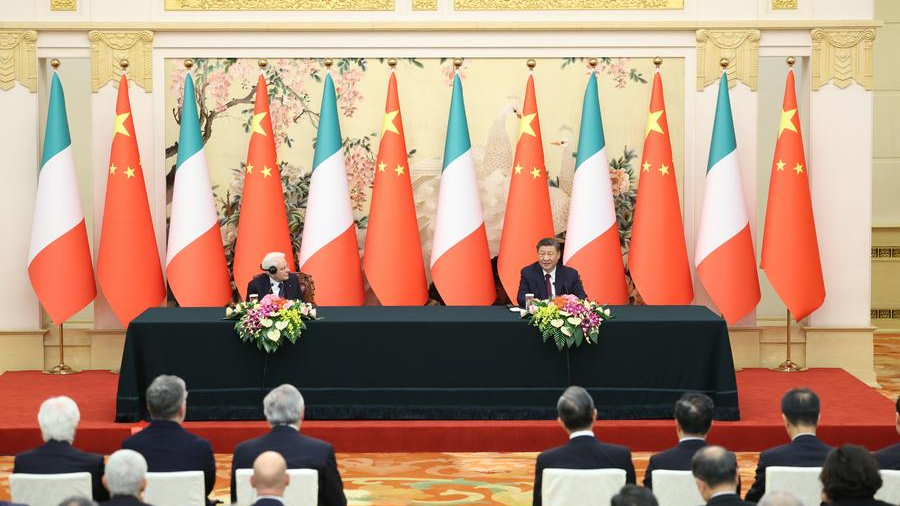 Chinese President Xi Jinping (R) and Italian President Sergio Mattarella meet with representatives attending the China-Italy Cultural Cooperation Mechanism Conference and the Dialogue between Chinese and Italian University Presidents in Beijing, China, November 8, 2024. /Xinhua