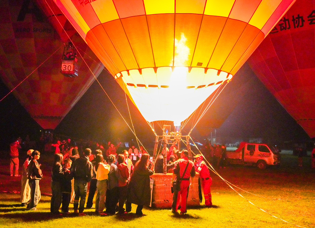 Residents and visitors boarded hot air balloons at the Dadoushan Flying Camp in Wuyi County, Zhejiang Province on November 6, 2024. /CFP  