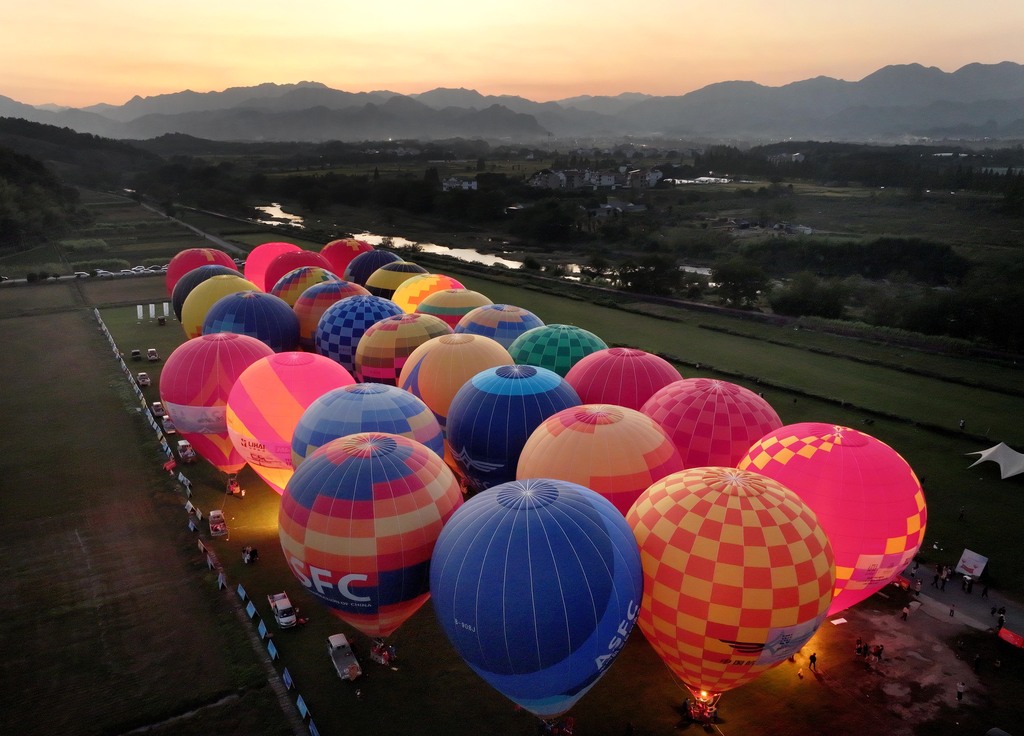 Residents and visitors boarded hot air balloons at the Dadoushan Flying Camp in Wuyi County, Zhejiang Province on November 6, 2024. /CFP  