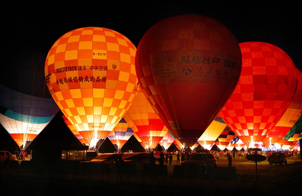 Residents and visitors boarded hot air balloons at the Dadoushan Flying Camp in Wuyi County, Zhejiang Province on November 6, 2024. /CFP  