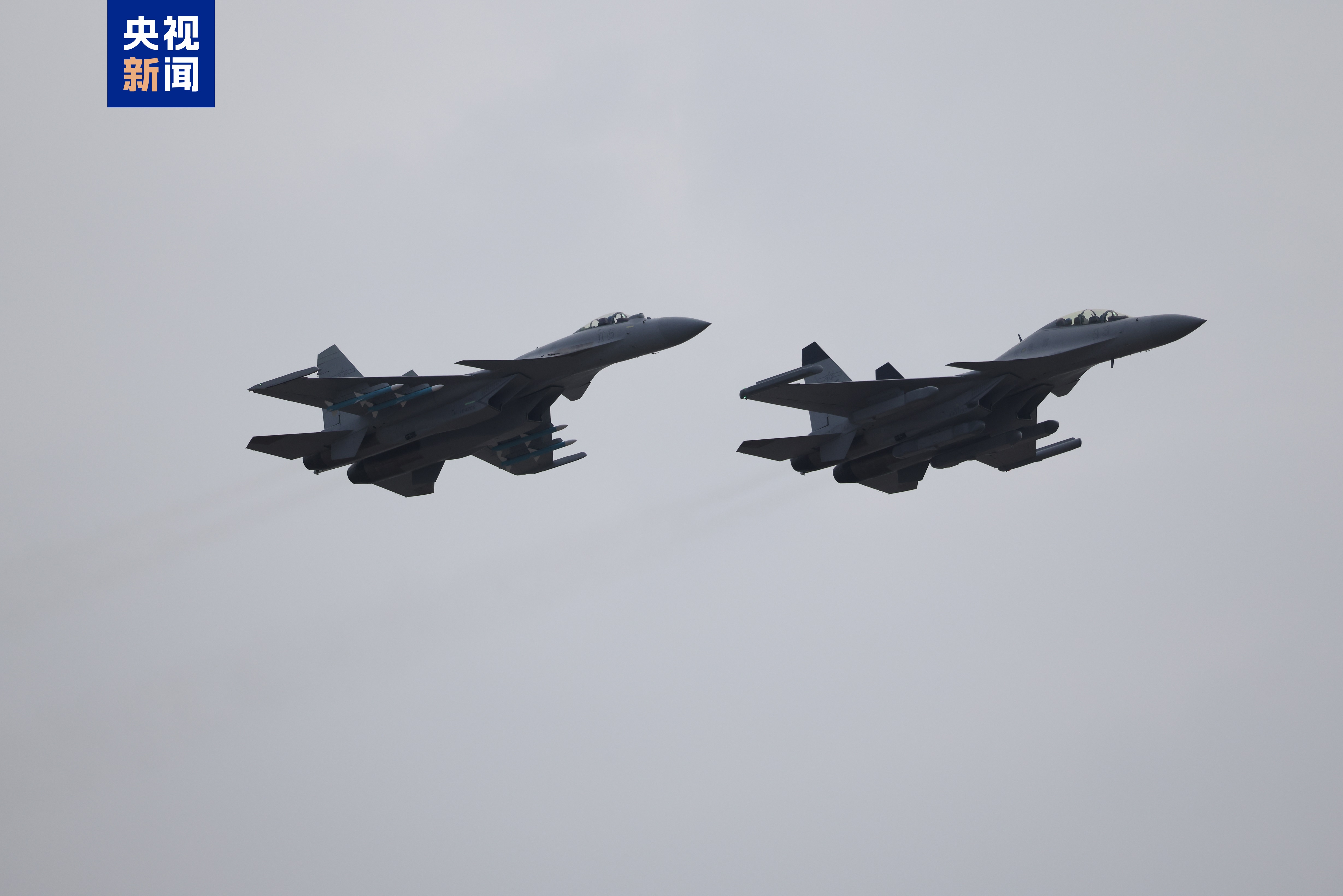 Two J-15D aircraft conduct adaptive training exercises in Zhuhai, Guangdong Province, November 9, 2024. /CMG 