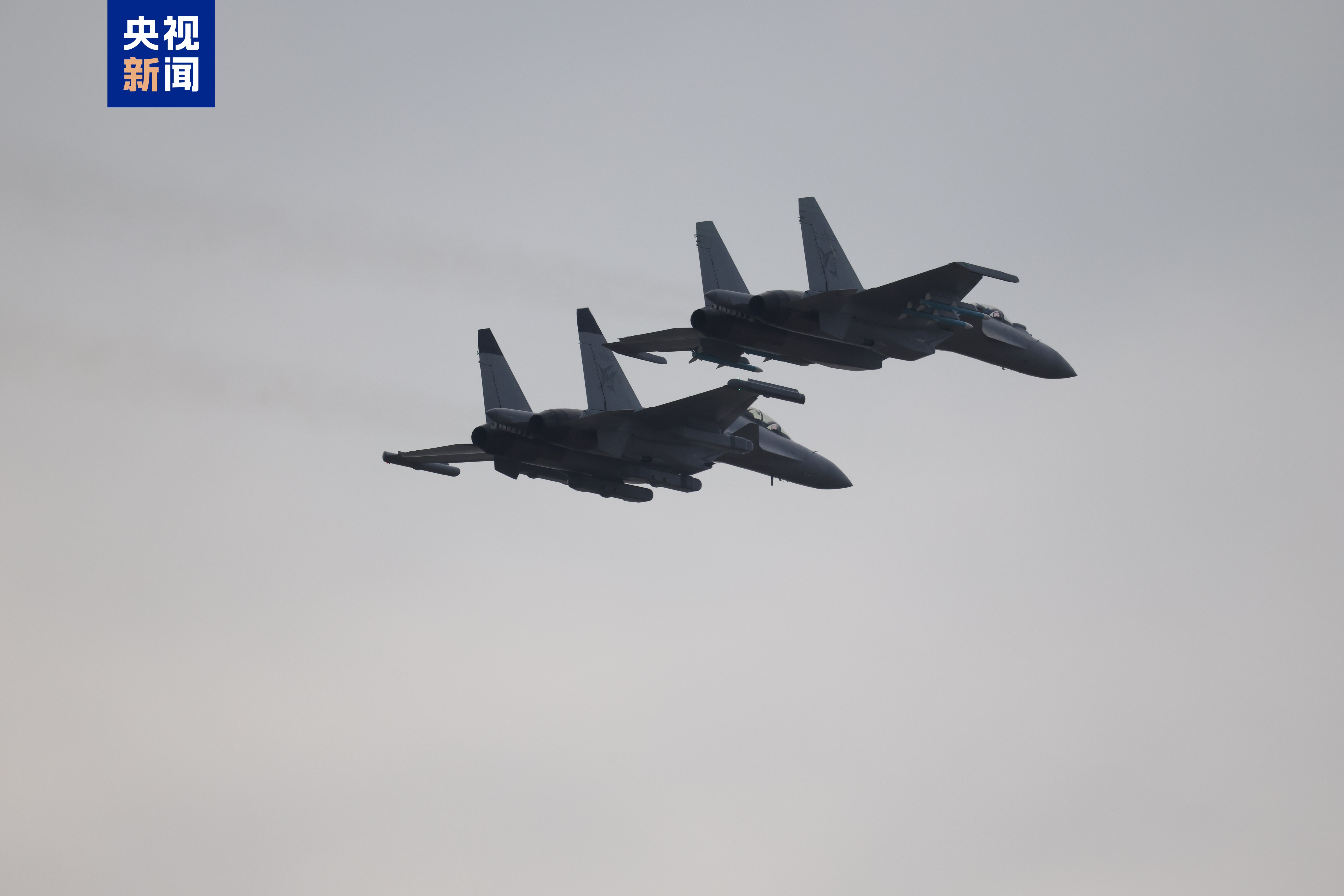 Two J-15D aircraft conduct adaptive training exercises in Zhuhai, Guangdong Province, November 9, 2024. /CMG 