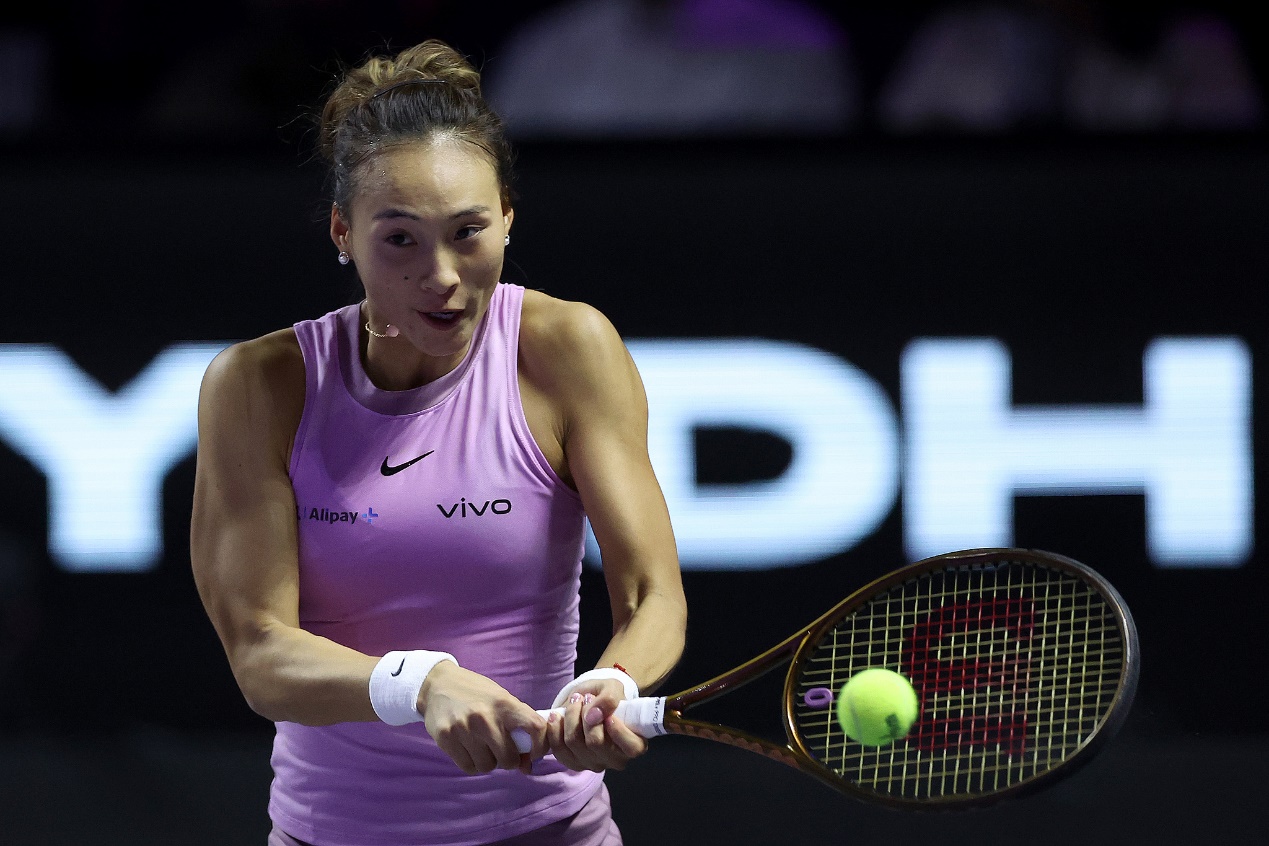 China's Zheng Qinwen returns a shot during the women's singles semifinal at the WTA Finals Championship in Riyadh, Saudi Arabia, November 8, 2024. /CFP