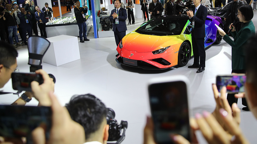 Reporters film with different devices at the seventh China International Import Expo, November 5, 2024, Shanghai, China. /CFP