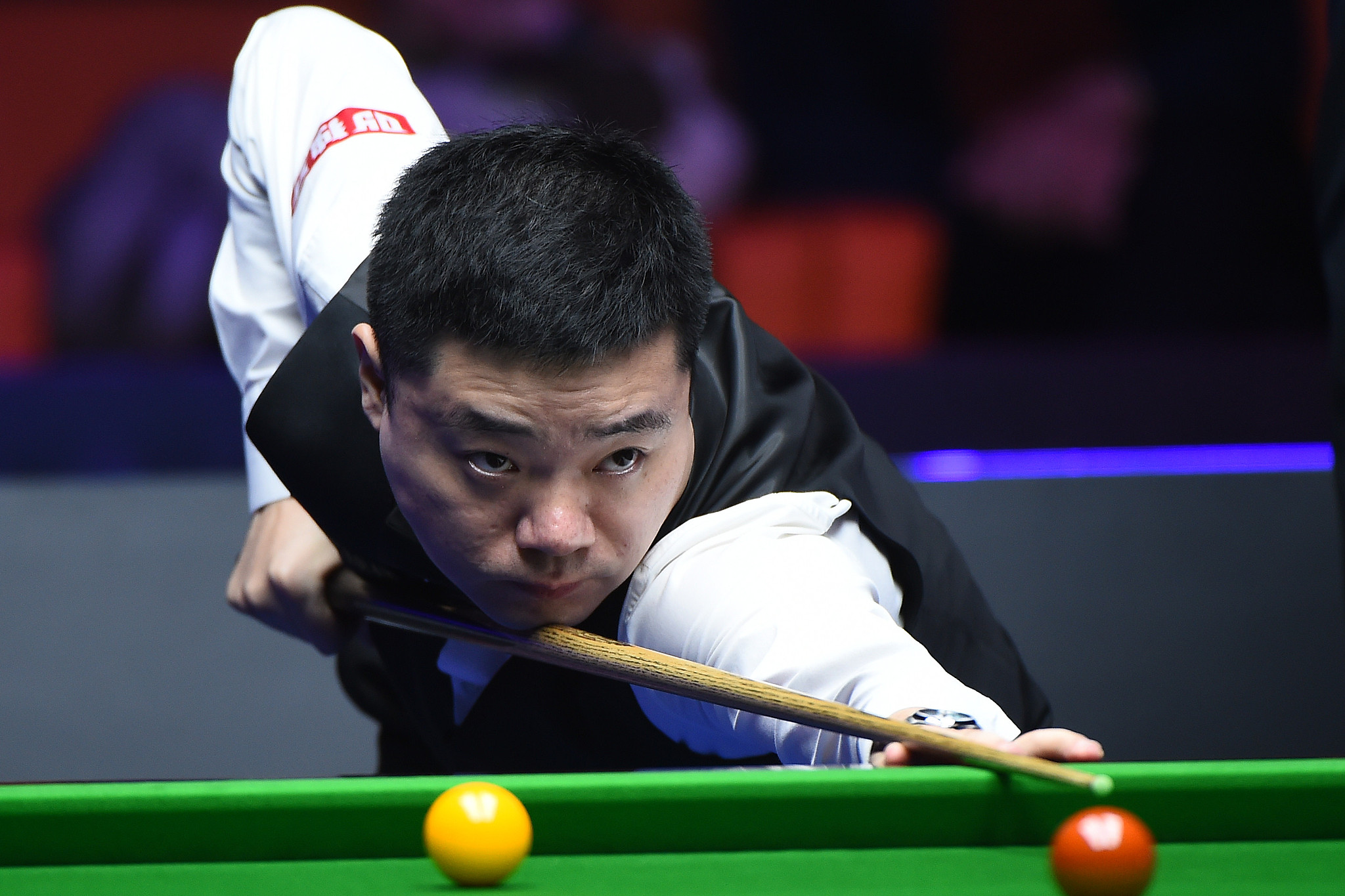 Ding Junhui of China hits a shot in the World Snooker Tour (WST) International Championship semifinals against Xu Si of China in Nanjing, east China's Jiangsu Province, November 9, 2024. /CFP