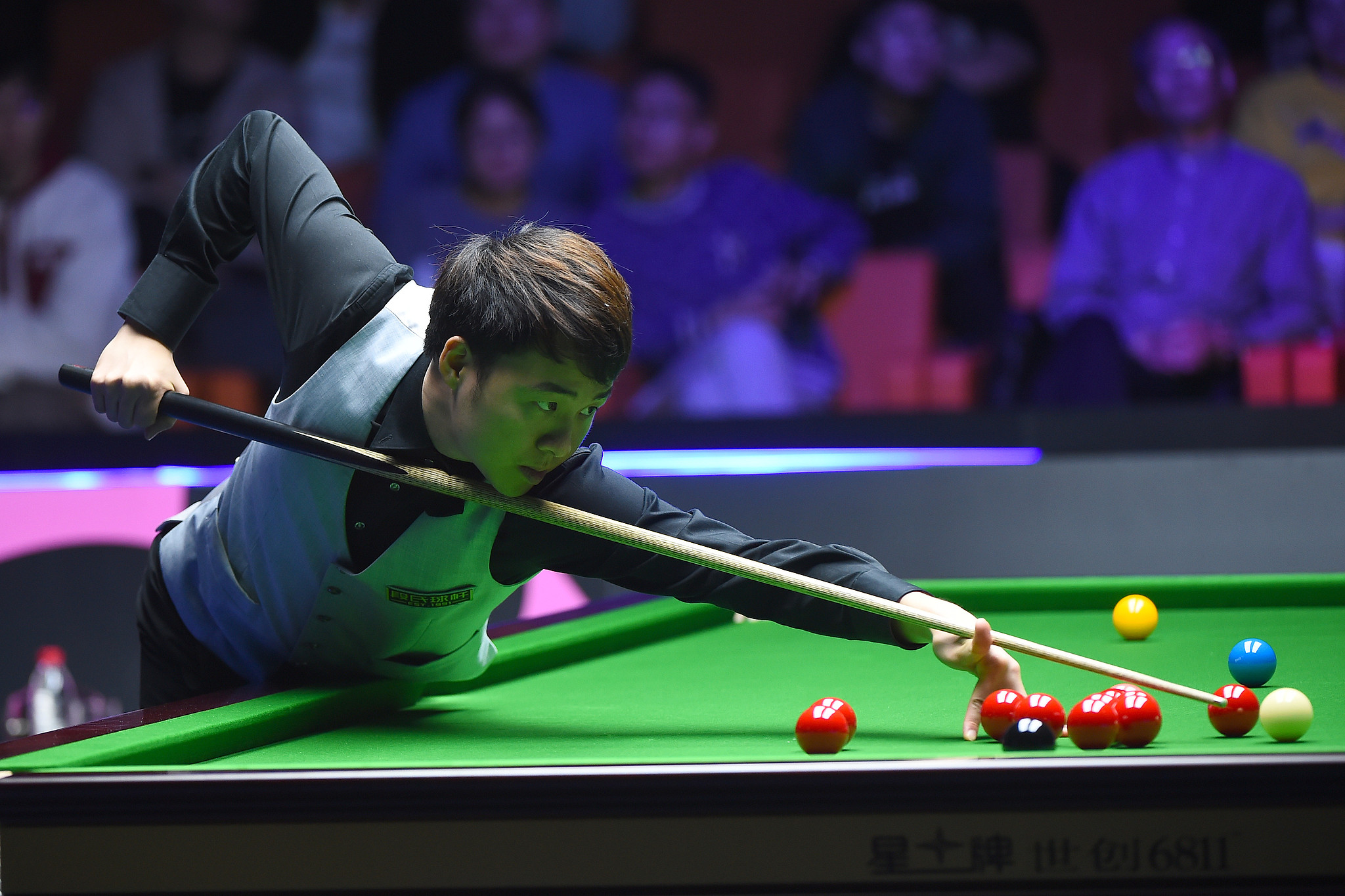 Xu Si of China hits a shot in the World Snooker Tour (WST) International Championship semifinals against Ding Junhui of China in Nanjing, east China's Jiangsu Province, November 9, 2024. /CFP