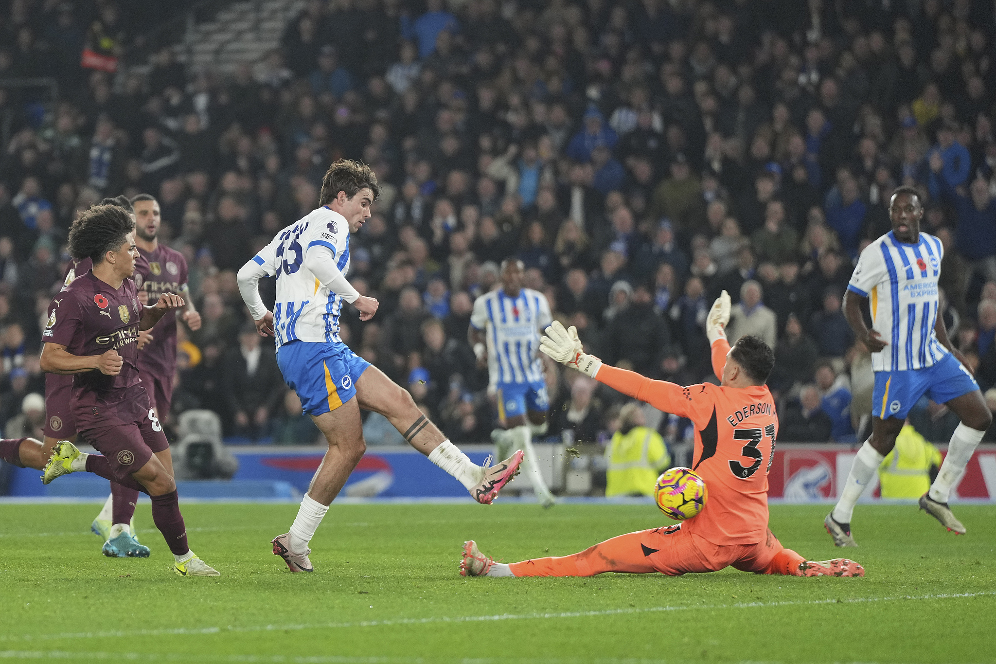 Matt O'Riley (#33) of Brighton shoots to score in the Premier League game against Manchester City at Falmer Stadium in Bright and Hove, England, November 9, 2024. /CFP