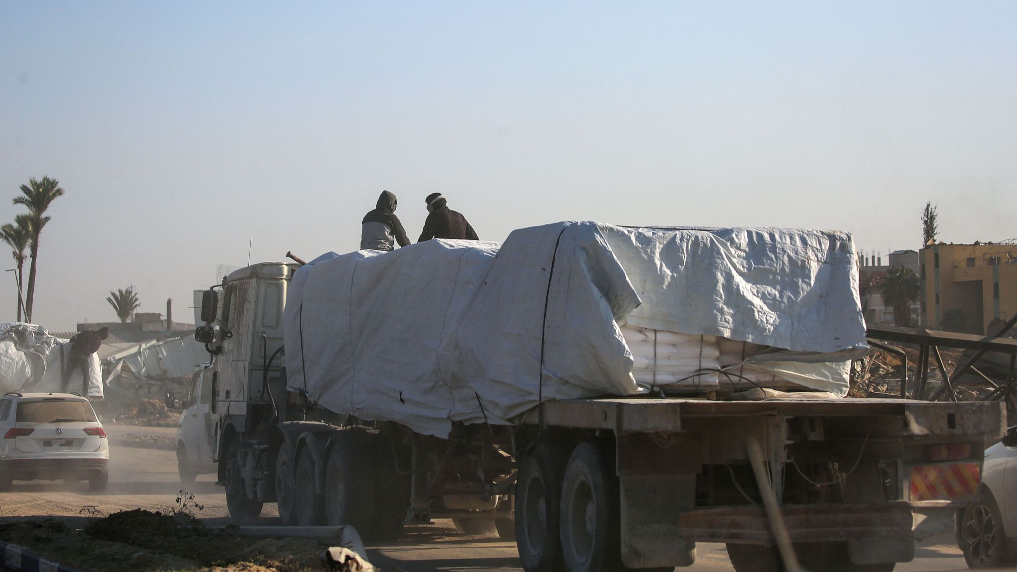 A truck loaded with aid drives down the Salaheddin road in the central town of Deir el-Balah in the besieged Gaza Strip, November 5, 2024. /CFP