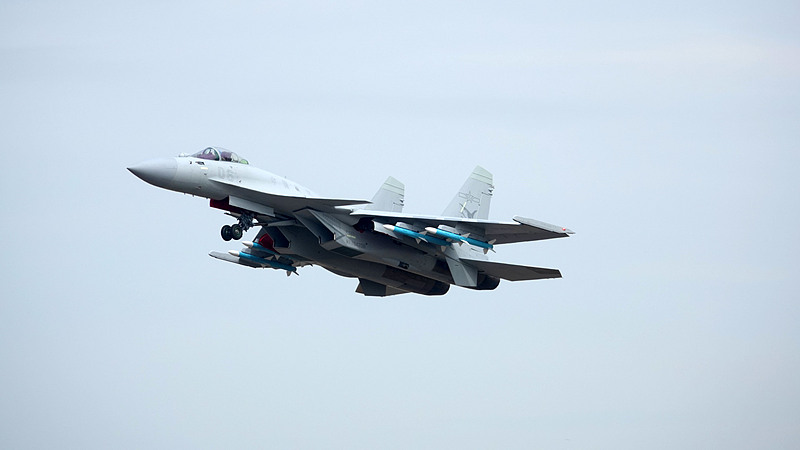 A J-15D aircraft carries out pre-opening training for the 15th Airshow China in Zhuhai, Guangdong Province, south China, November 9, 2024. /CFP