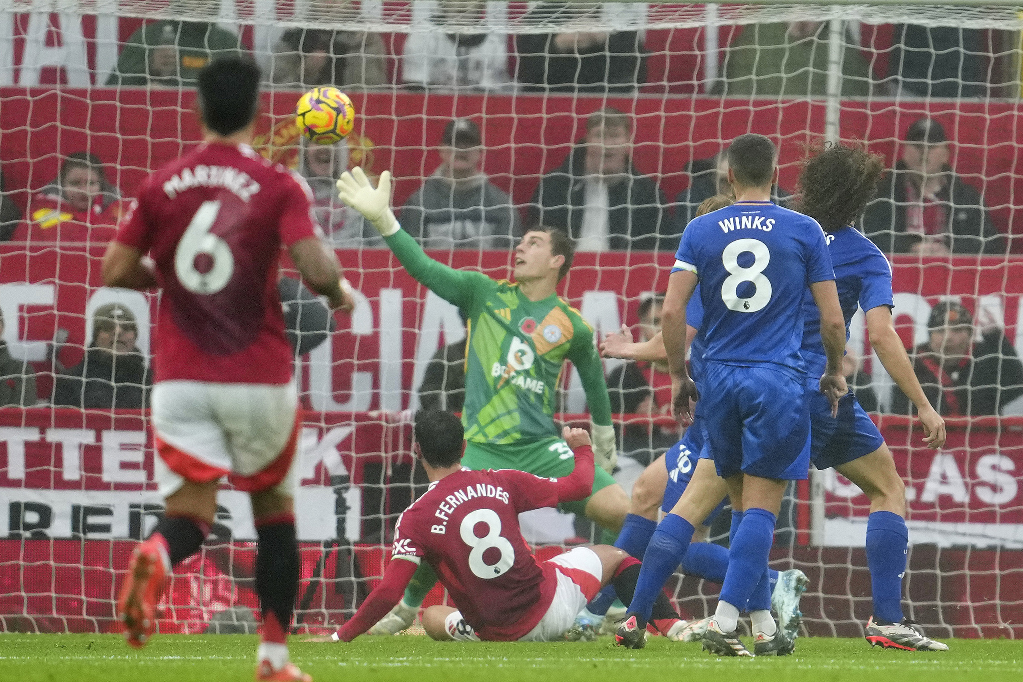 Bruno Fernandes (C) of Manchester United shoots to score a goal in the Premier League game against Leicester City at the Old Trafford in Manchester, England, November 10, 2024. /CFP