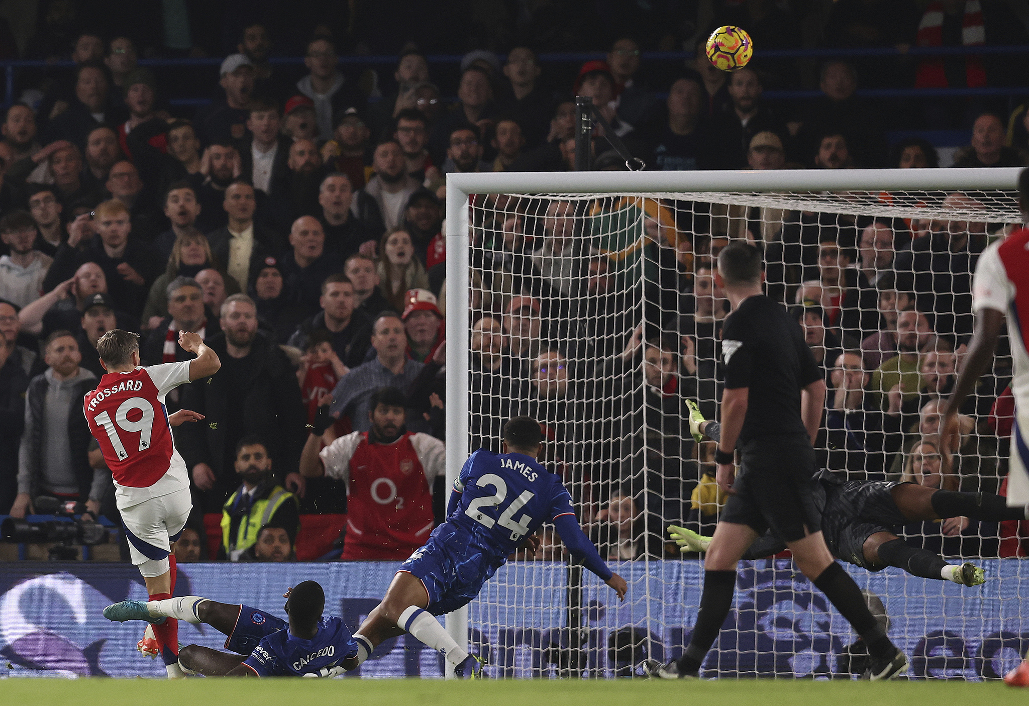 A shot by Leandro Trossard (#19) of Arsenal goes over the cross bar in the Premier League game against Chelsea at Stamford Bridge in London, England, November 10, 2024. /CFP