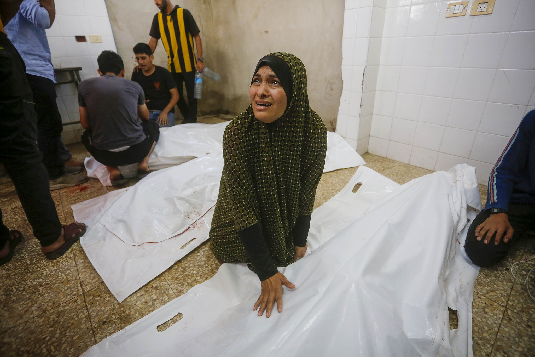 Relatives mourn near the bodies of those killed in the Israeli attack on the Nuseirat Refugee Camp after they were brought to Al-Aqsa Martyrs Hospital for funeral procedures in Deir al-Balah, Gaza, November 10, 2024. /CFP