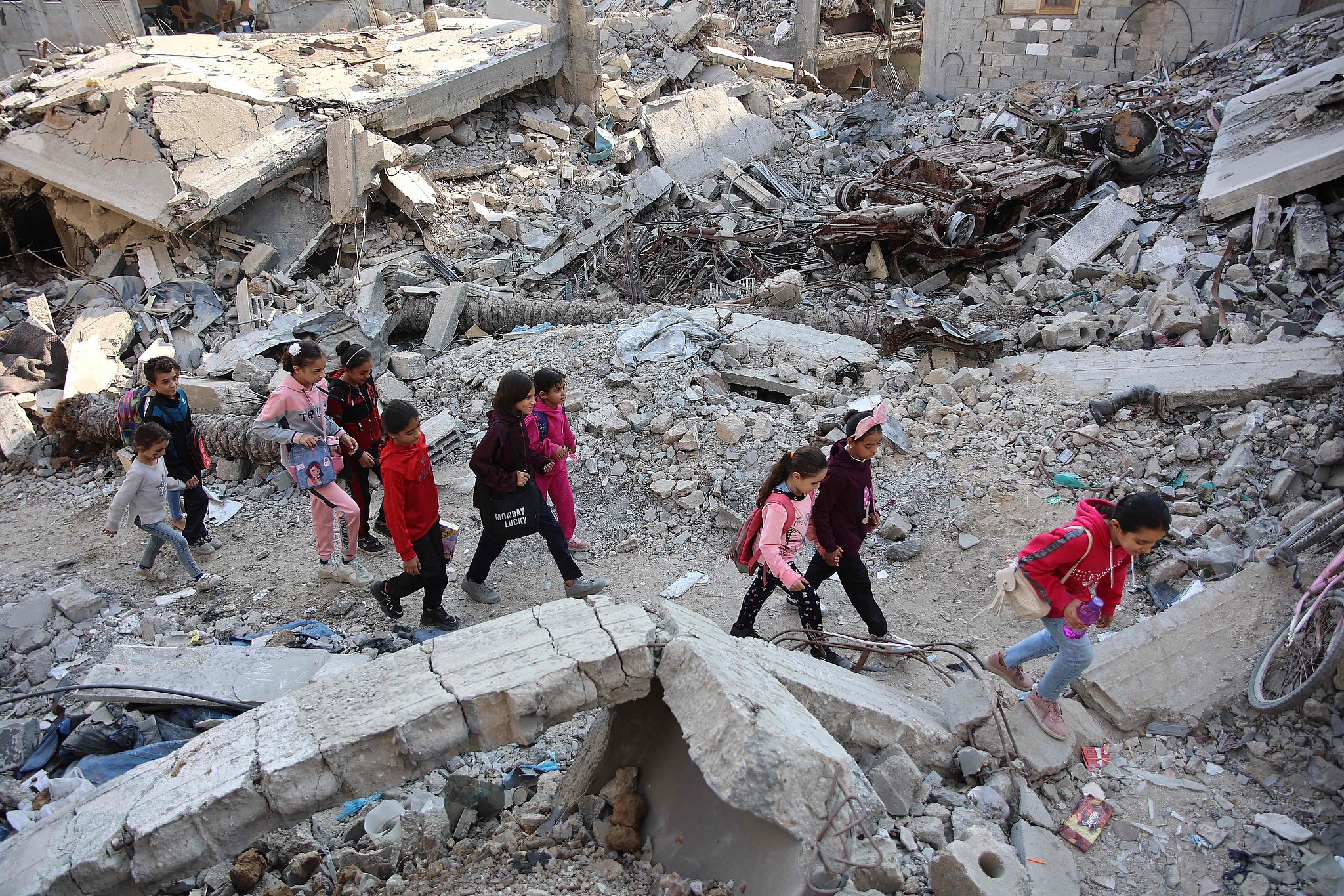 Palestinian girls walk above the rubble of a building destroyed in previous Israeli bombardment, in Gaza City, November 9, 2024. /CFP 