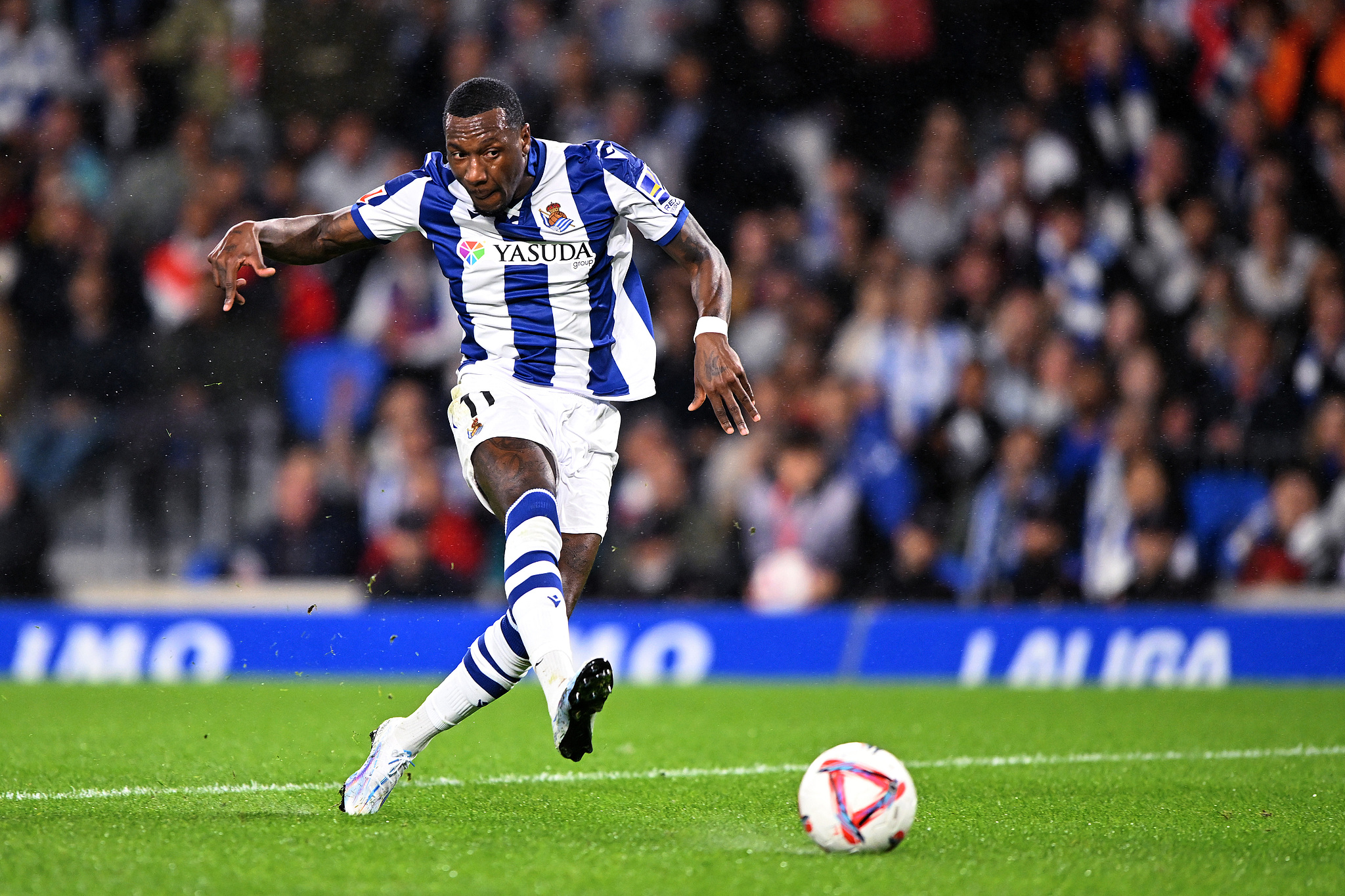 Sheraldo Becker of Real Sociedad shoots to score a goal in the La Liga game against Barcelona at the Estadio Reale Arena in San Sebastian, Spain, November 10, 2024. /CFP 