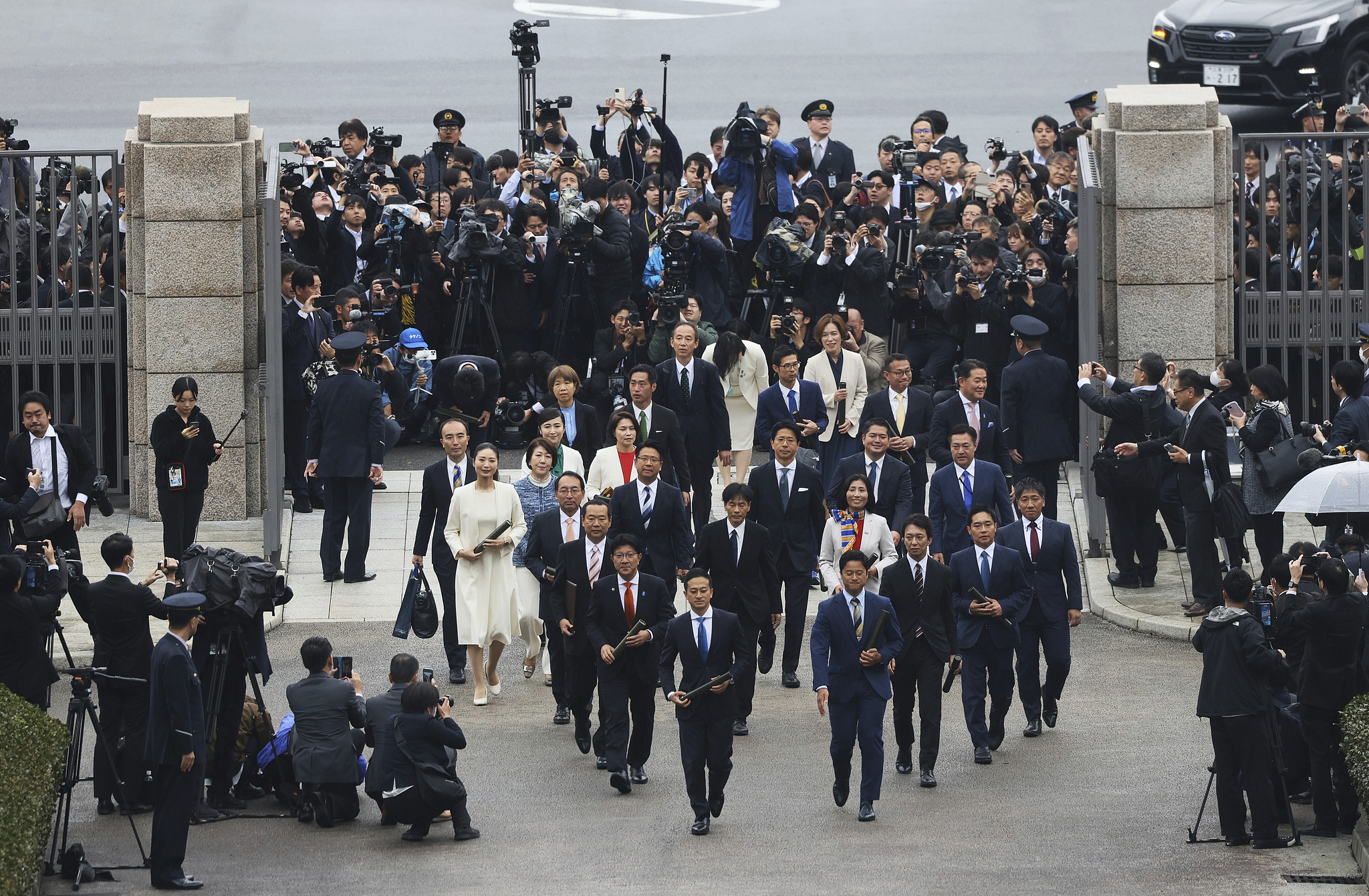 Diet members enter through the main gate of the Diet building in Tokyo, Japan, November 11, 2024. /CFP