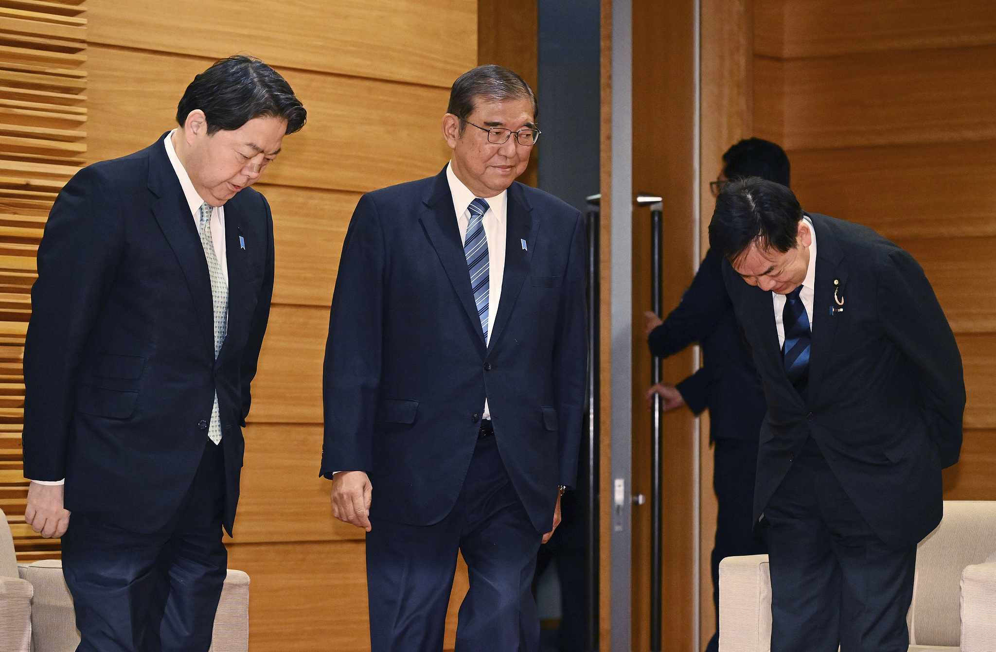 Japanese prime minister Shigeru Ishiba (C) attends an extraordinary cabinet meeting at the prime minister's office in Tokyo, Japan, November 11, 2024. /CFP