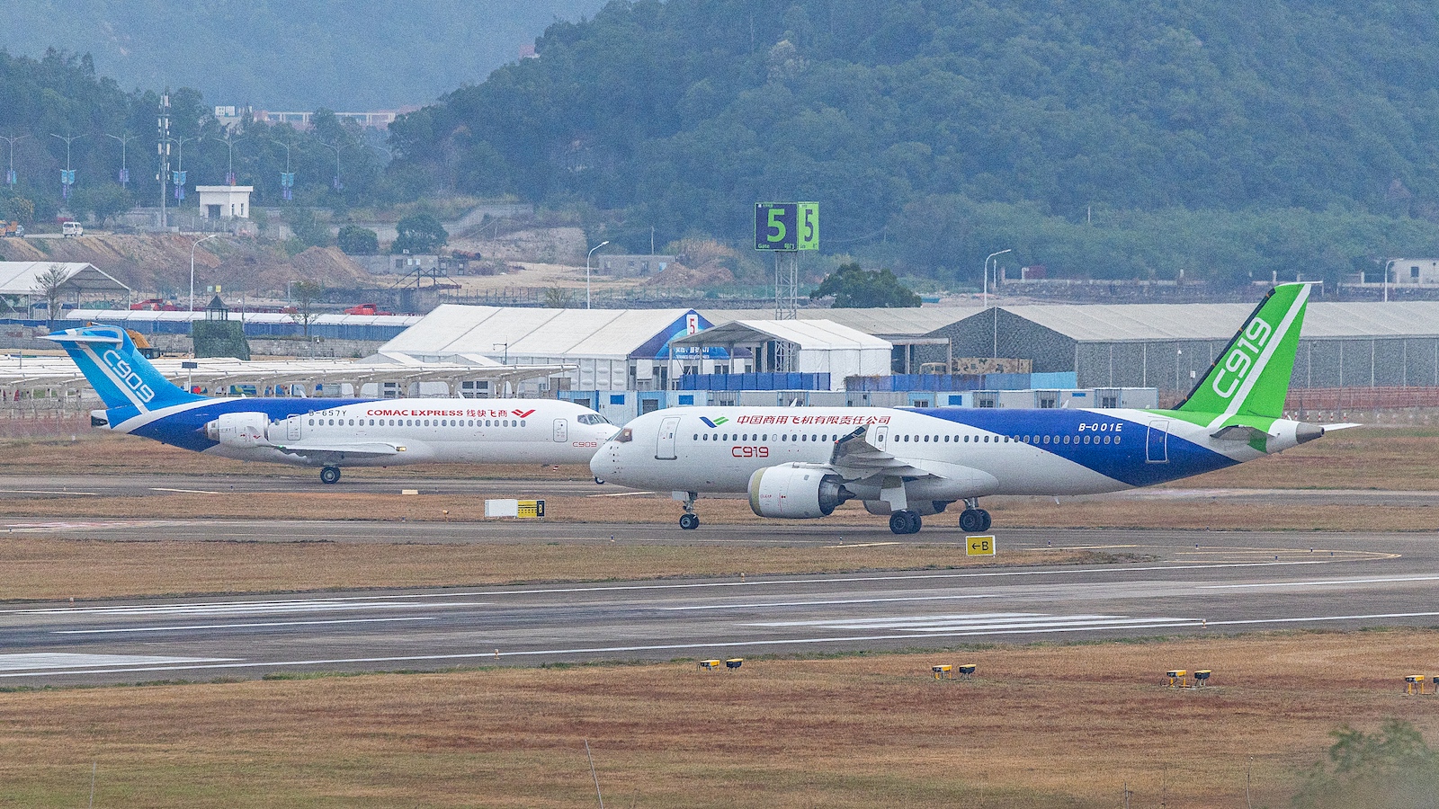 A C909 regional jet and a C919 narrowbody jet are seen in Zhuhai City, Guangdong Province, south China, November 9, 2024. /CFP