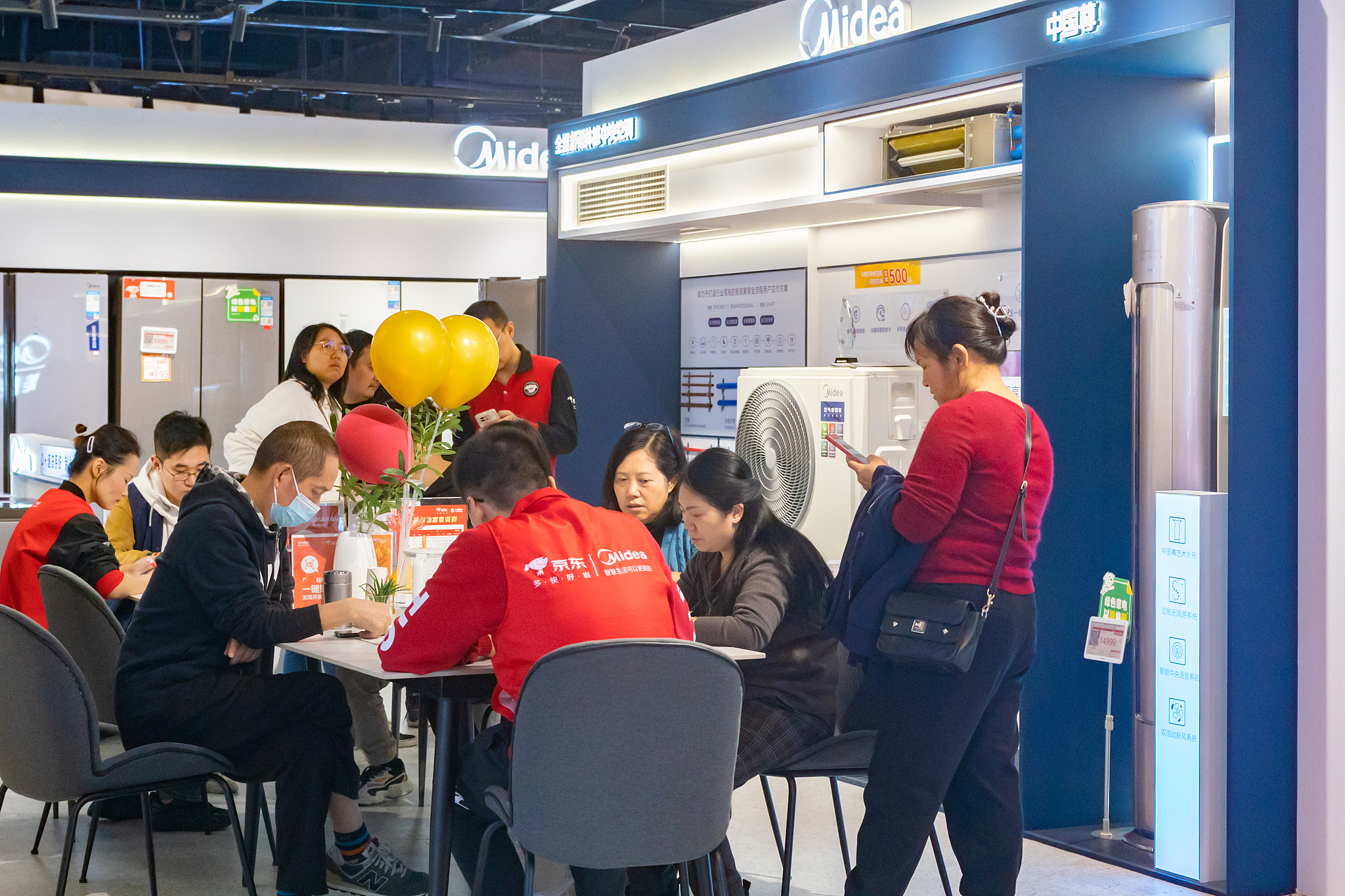 Citizens purchasing home appliances at a JD E-space store, southwest China's Chongqing municipality, November 11, 2024. /CFP