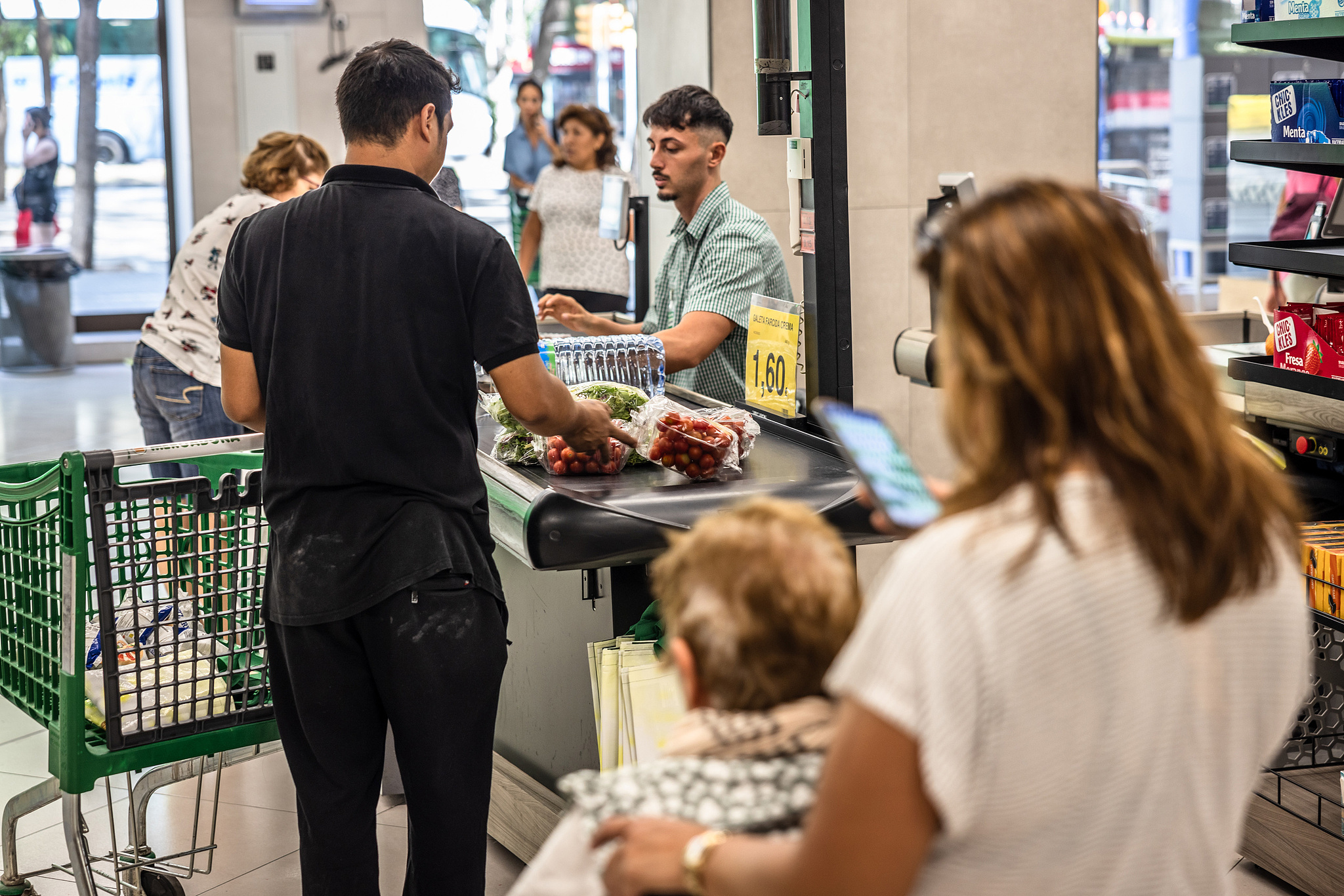 Customers queuing at a Mercadona supermarket in Barcelona, Spain, September 14, 2023. /CFP