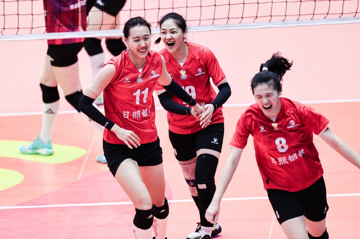 Players of Shandong celebrate after scoring a point against Tianjin in the China Women's Volleyball Super League in north China's Tianjin Municipality, November 12, 2024. /China Volleyball Association