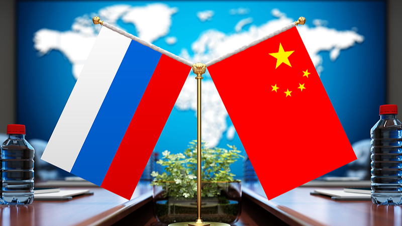 A file photo of Chinese and Russian national flags. /CFP